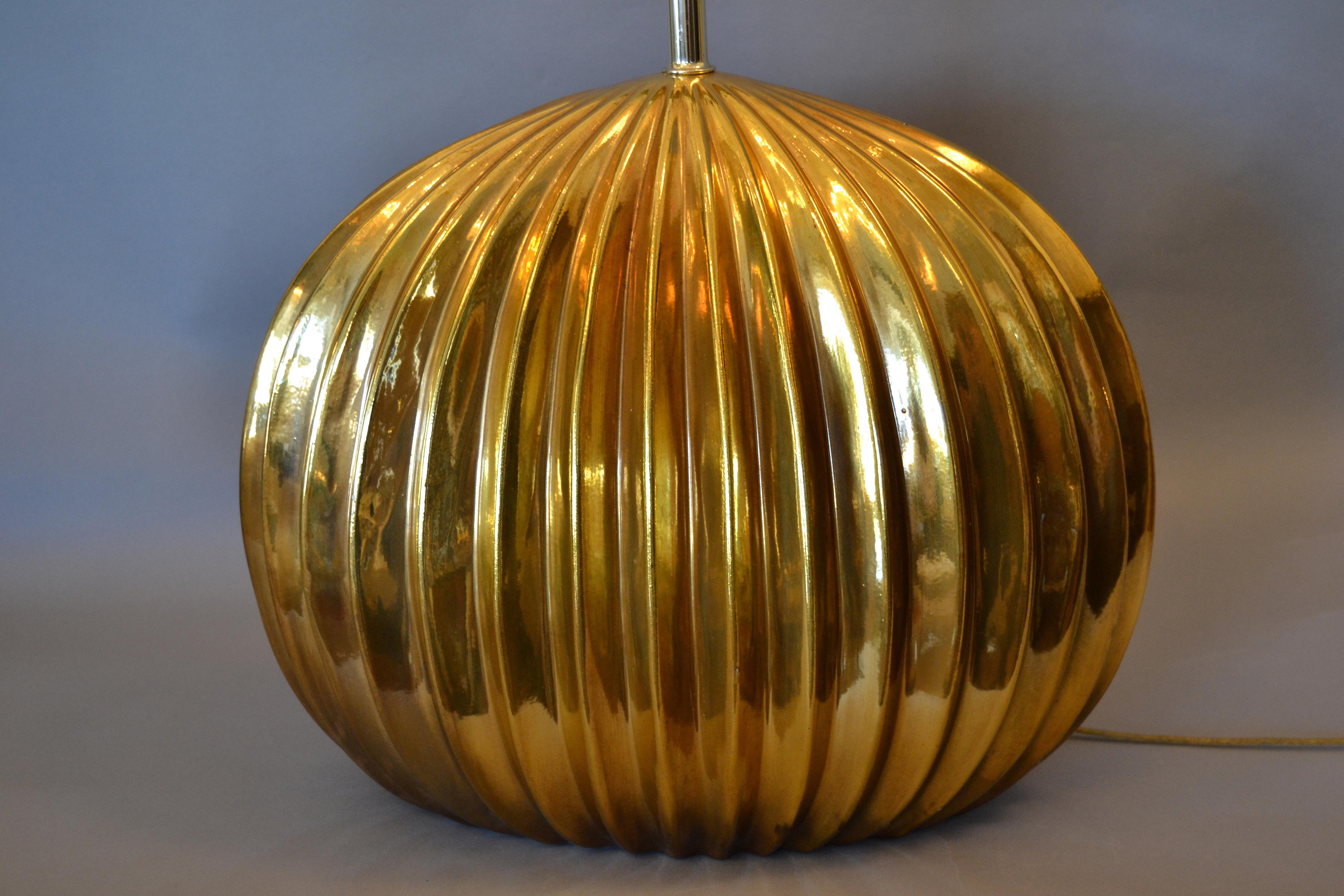 Peint Lampe de bureau à côtes dorées, moderne du milieu du siècle dernier, avec abat-jour ovale en lin, Italie en vente