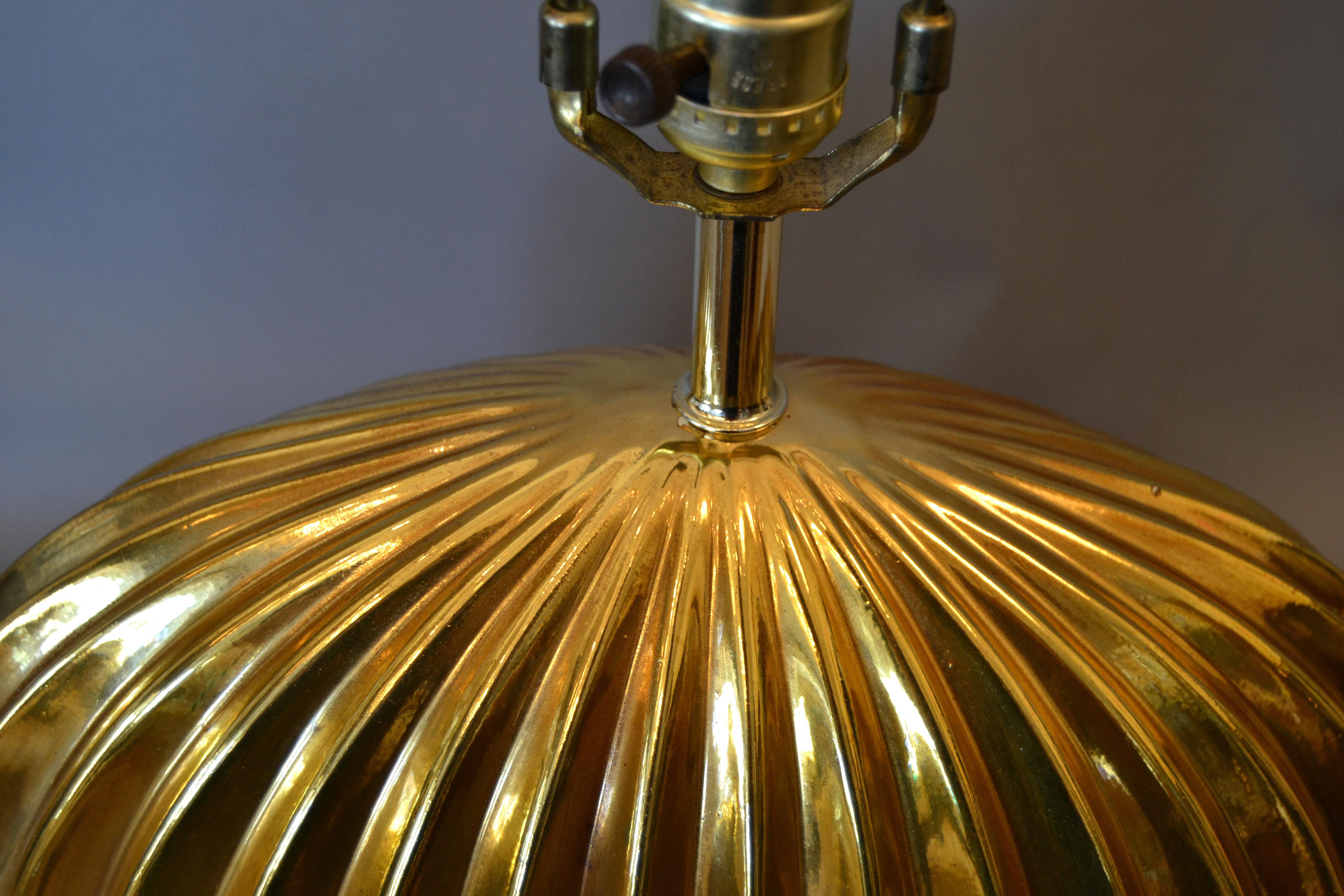 20th Century Mid-Century Modern Golden Ribbed Table Lamp with Oval Linen Shade, Italy For Sale