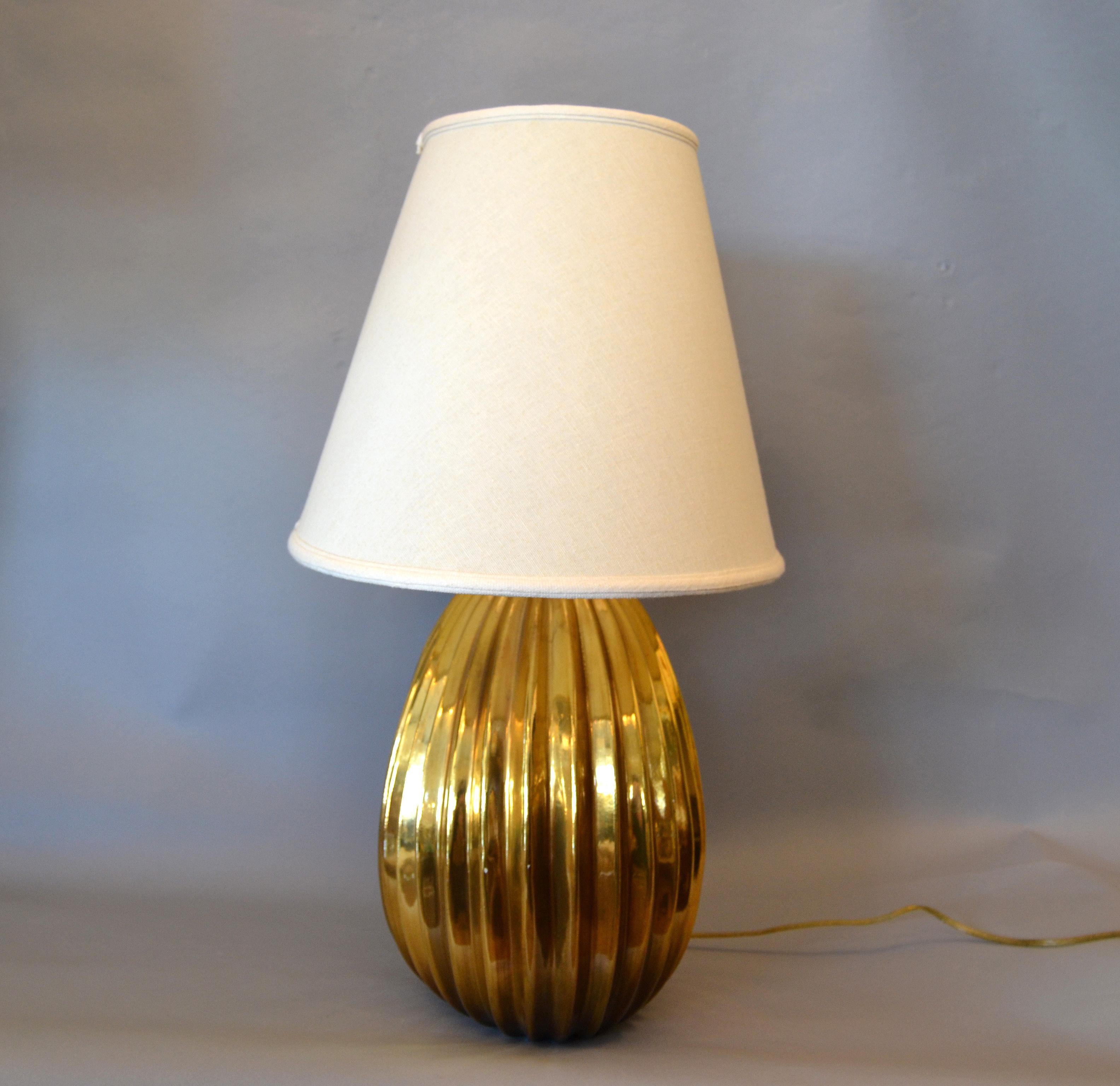 Mid-Century Modern Golden Ribbed Table Lamp with Oval Linen Shade, Italy For Sale 1