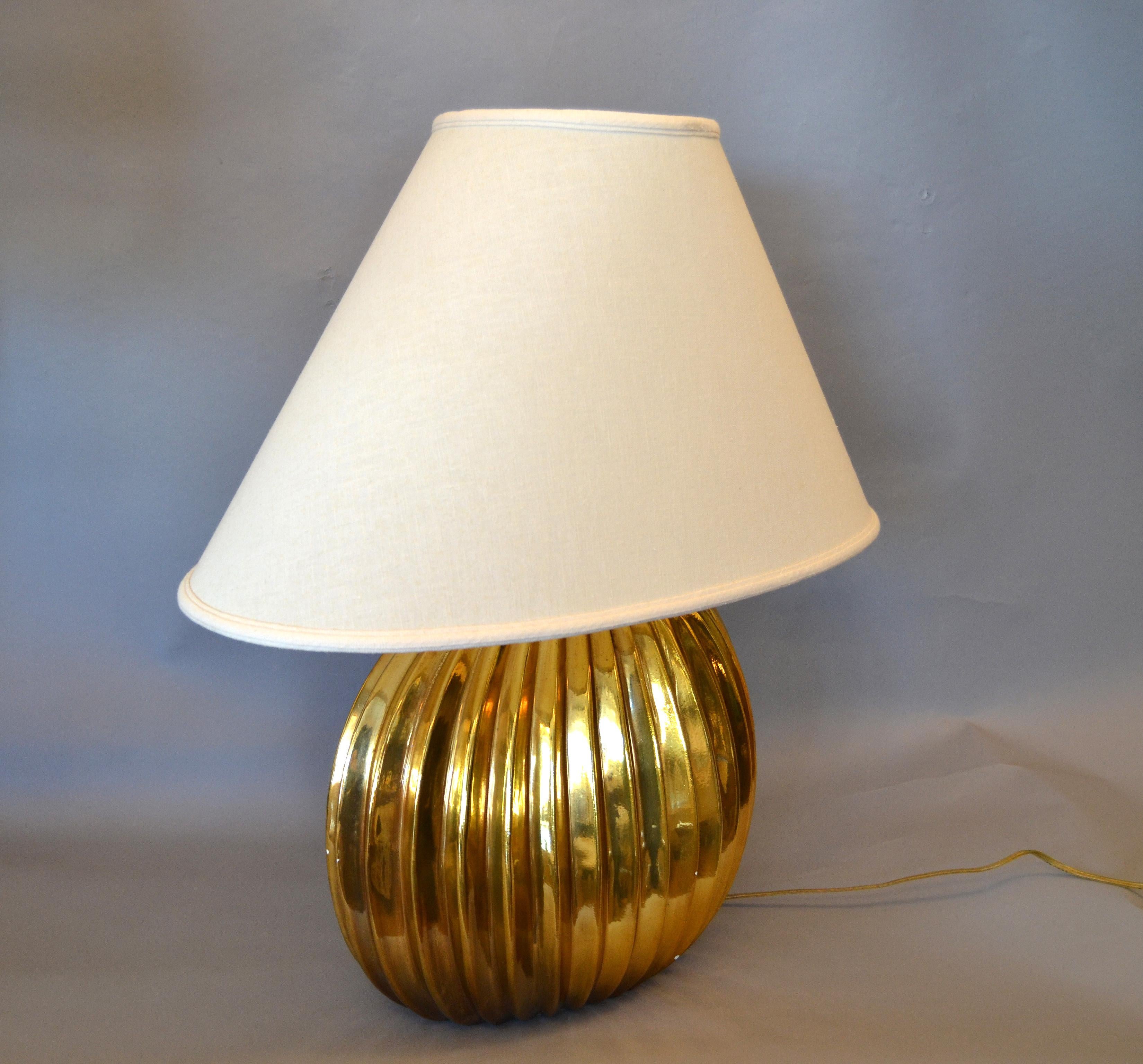 Mid-Century Modern Golden Ribbed Table Lamp with Oval Linen Shade, Italy For Sale 2