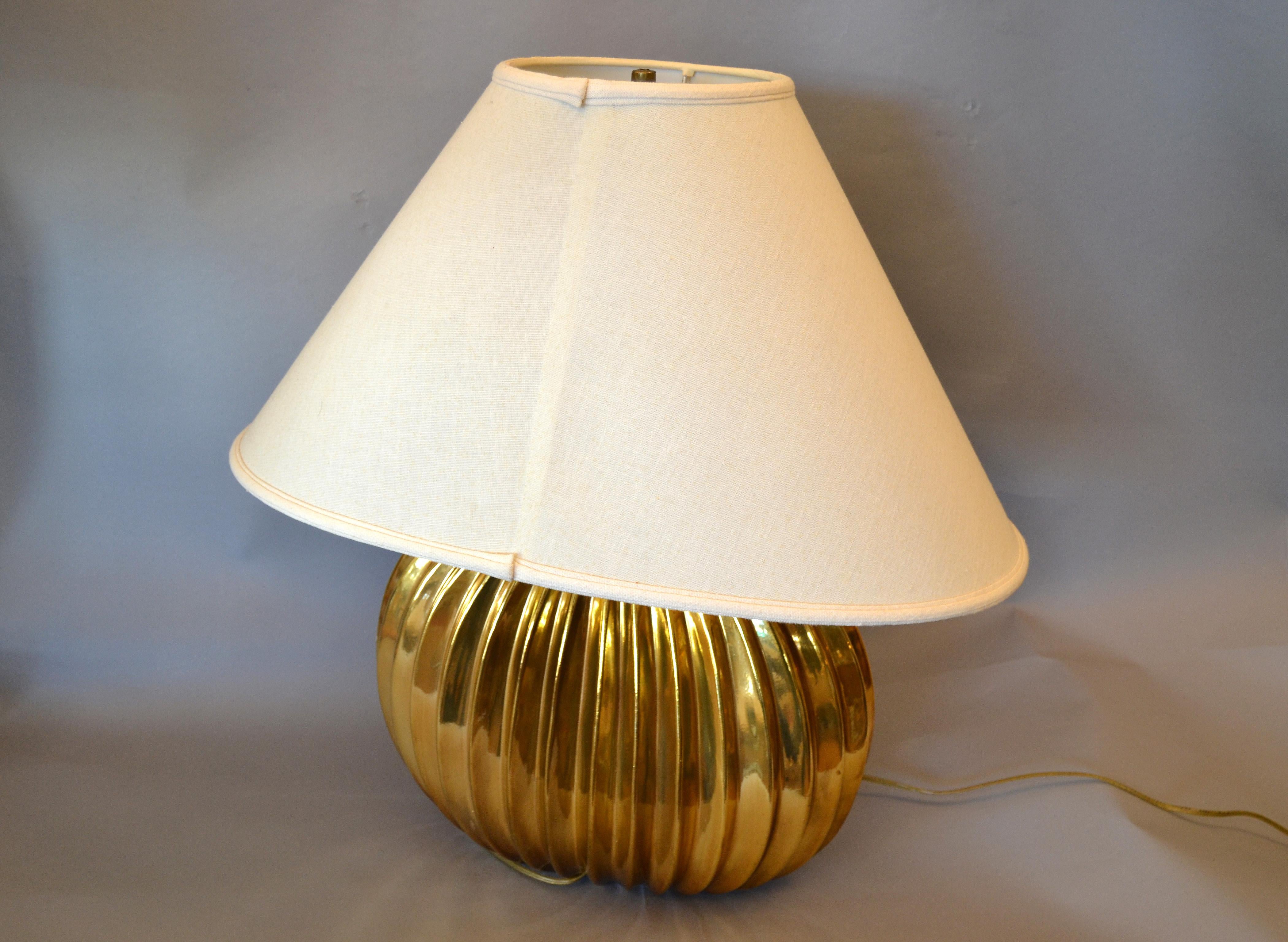 Mid-Century Modern Golden Ribbed Table Lamp with Oval Linen Shade, Italy For Sale 3