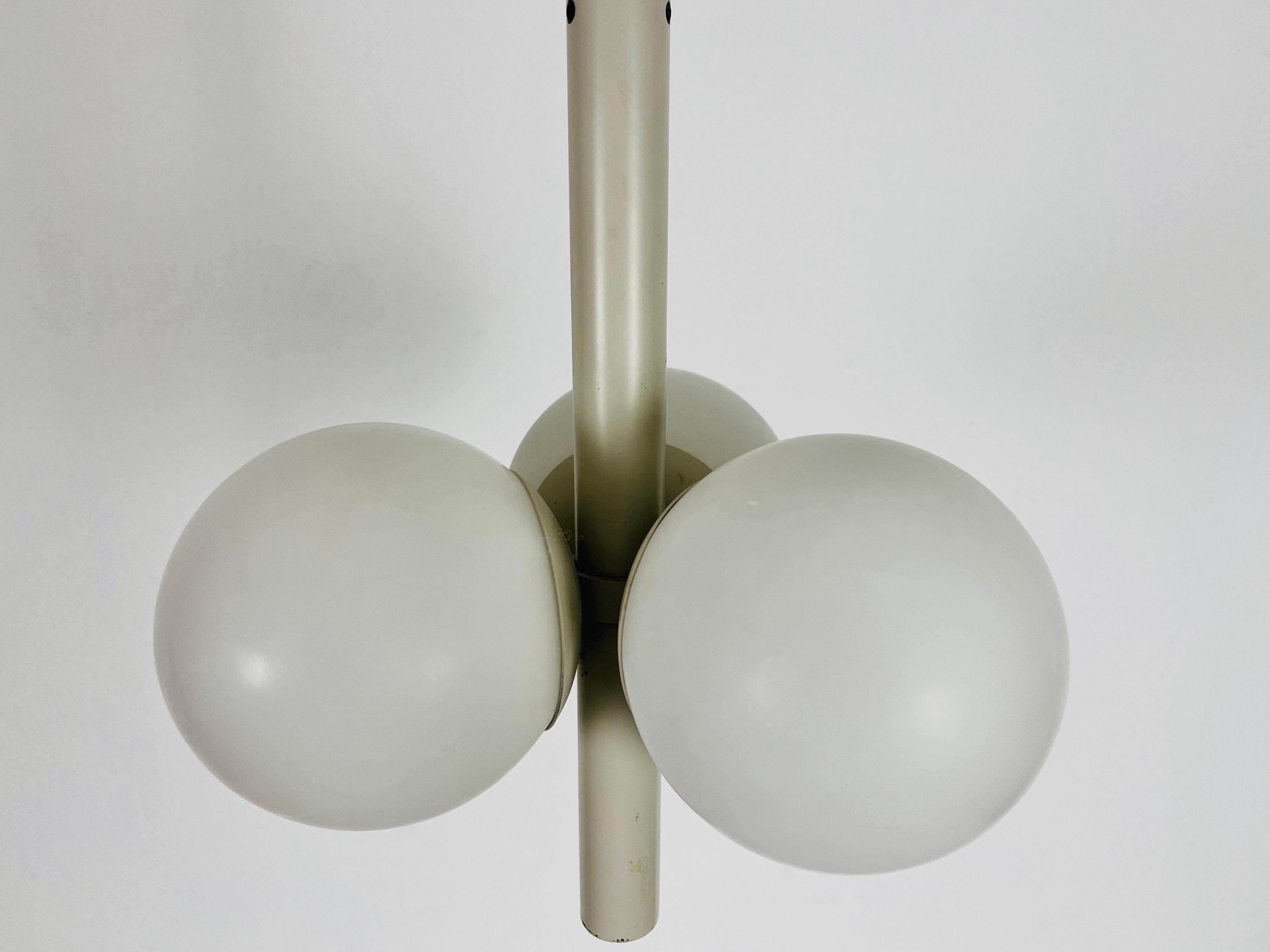 Mid-Century Modern Golden White 3-Arm Space Age Chandelier, 1960s, Germany In Good Condition For Sale In Hagenbach, DE