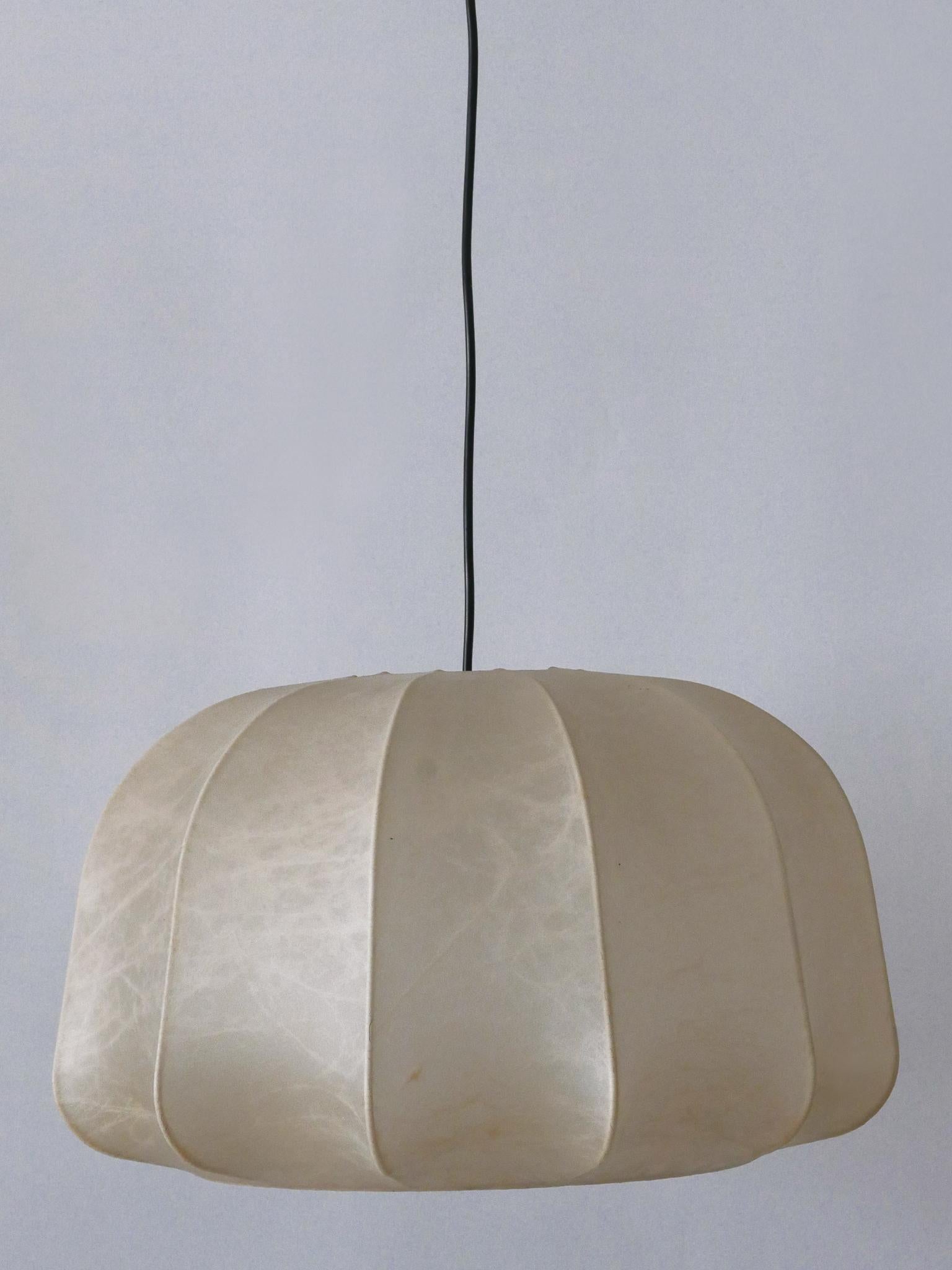 Rare, très décorative, élégante et grande lampe pendante ou suspension cocon Modern-Decor. Conçu et fabriqué probablement par Goldkant, Allemagne, années 1960.

Réalisée en latex pulvérisé et en métal, la lampe suspendue nécessite une ampoule à vis