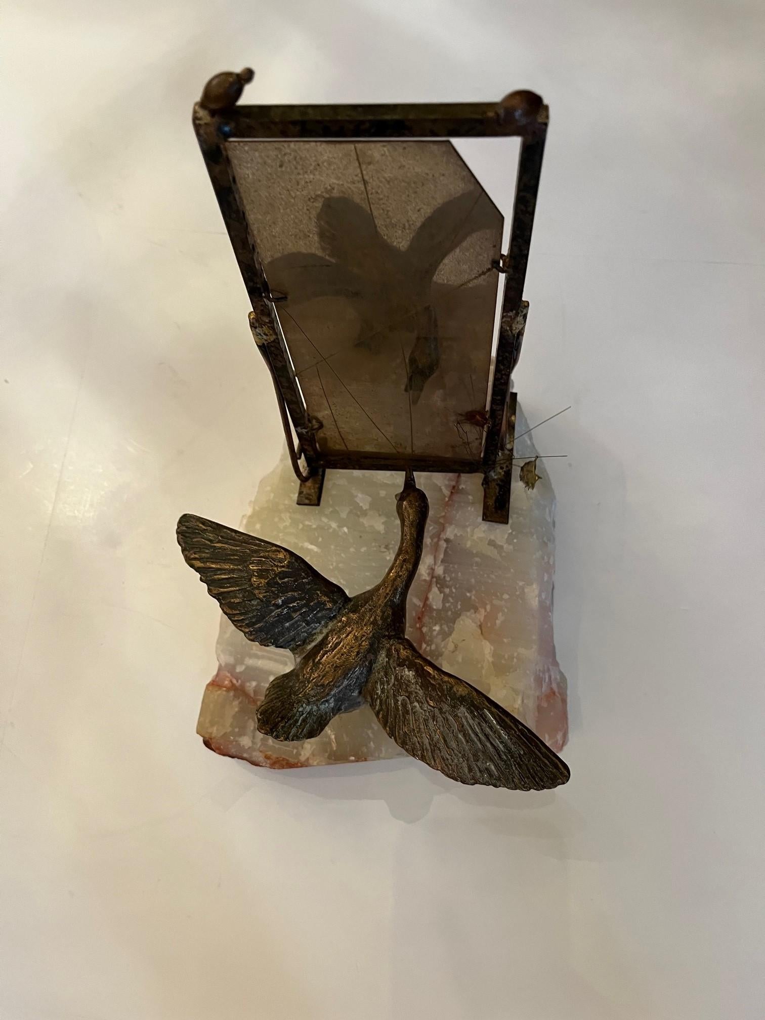 Mid-Century Modern Bronze Gans Vogel kämpfen Reflexion in Spiegel auf Quarz von Curtis Jere.
Signiert (original Label unten am Stein) der Steinsockel 8