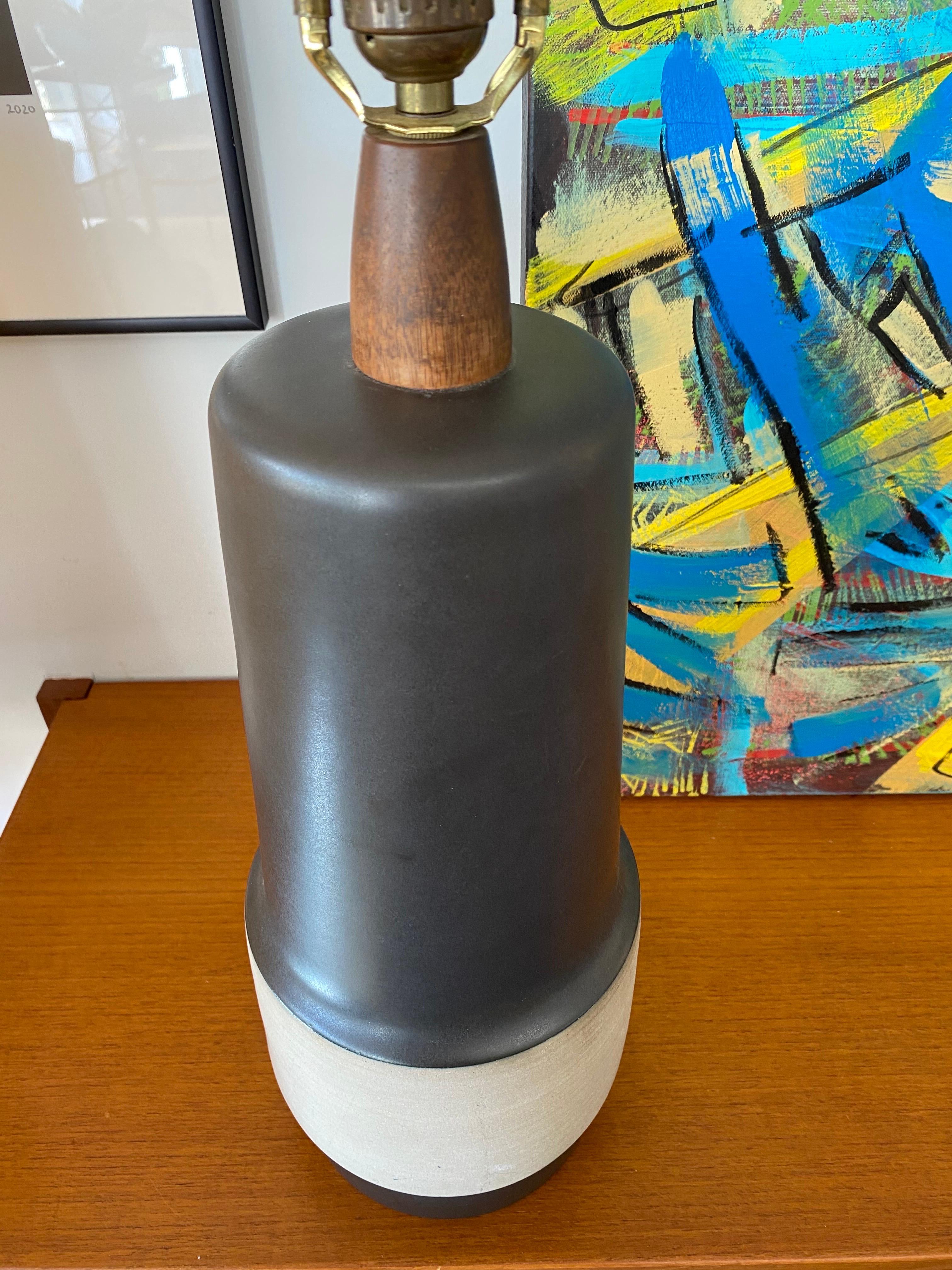 Mid-Century Modern Gordon & Jane Martz Ceramic Table Lamp In Good Condition For Sale In San Antonio, TX