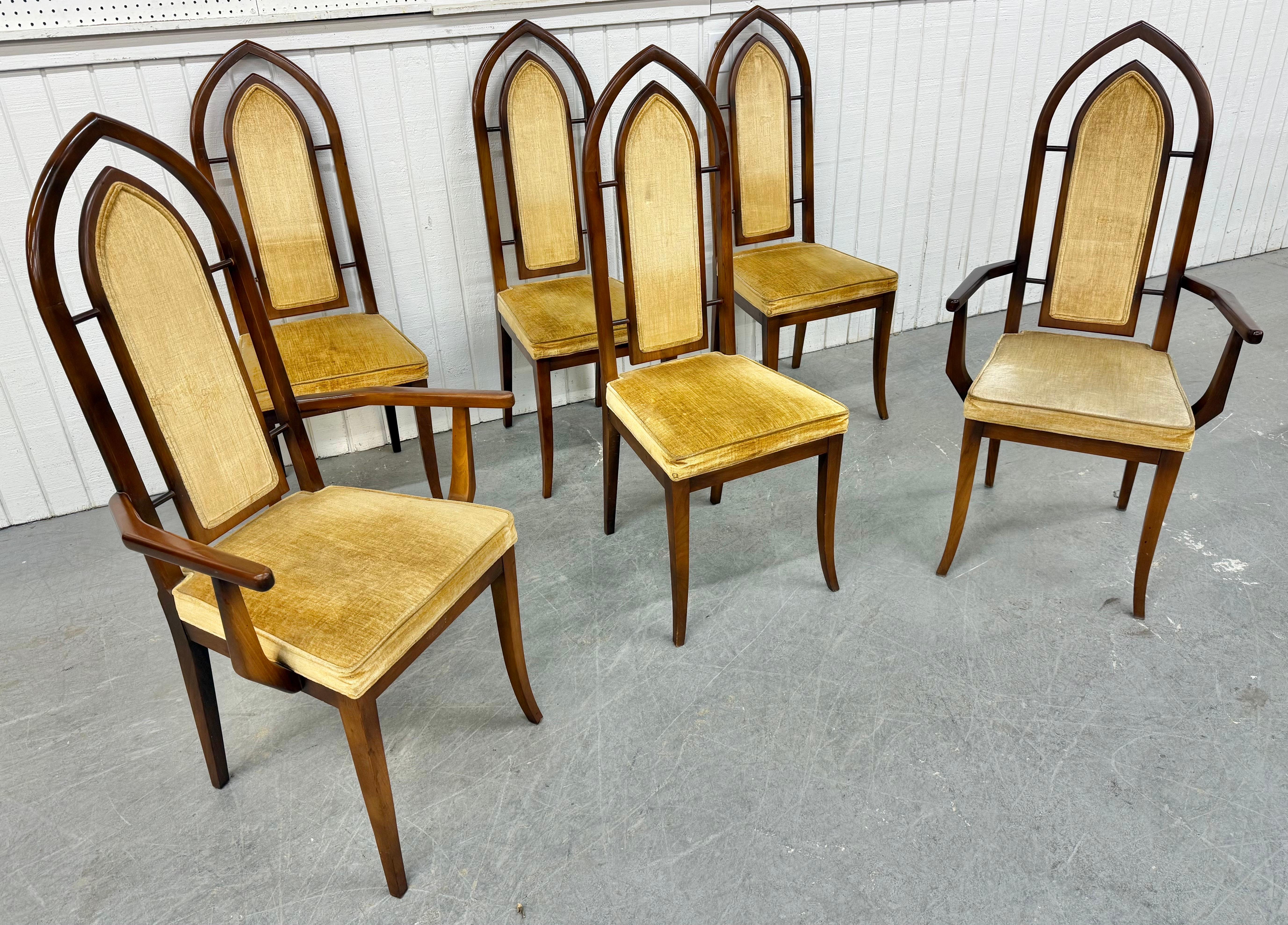 Questo annuncio si riferisce a un set di sei sedie da pranzo in noce in stile gotico della metà del secolo. Presenta un design con schienale alto in stile gotico, due poltrone, quattro sedie laterali, tappezzeria originale dorata e finitura in noce.