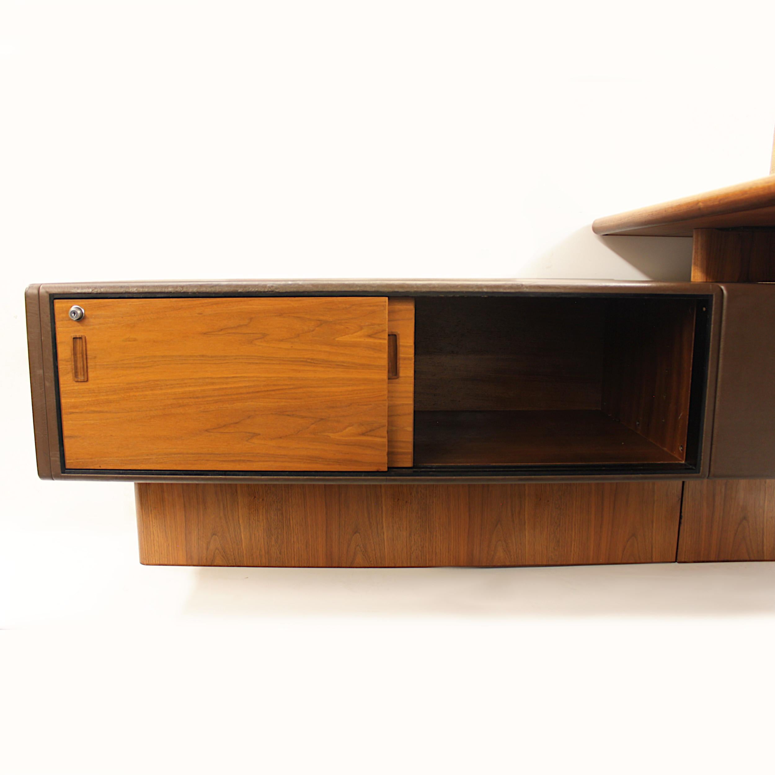Mid-Century Modern GR90 L-Shaped Executive Desk by Ray Leigh for Gordon Russell In Excellent Condition In Lafayette, IN