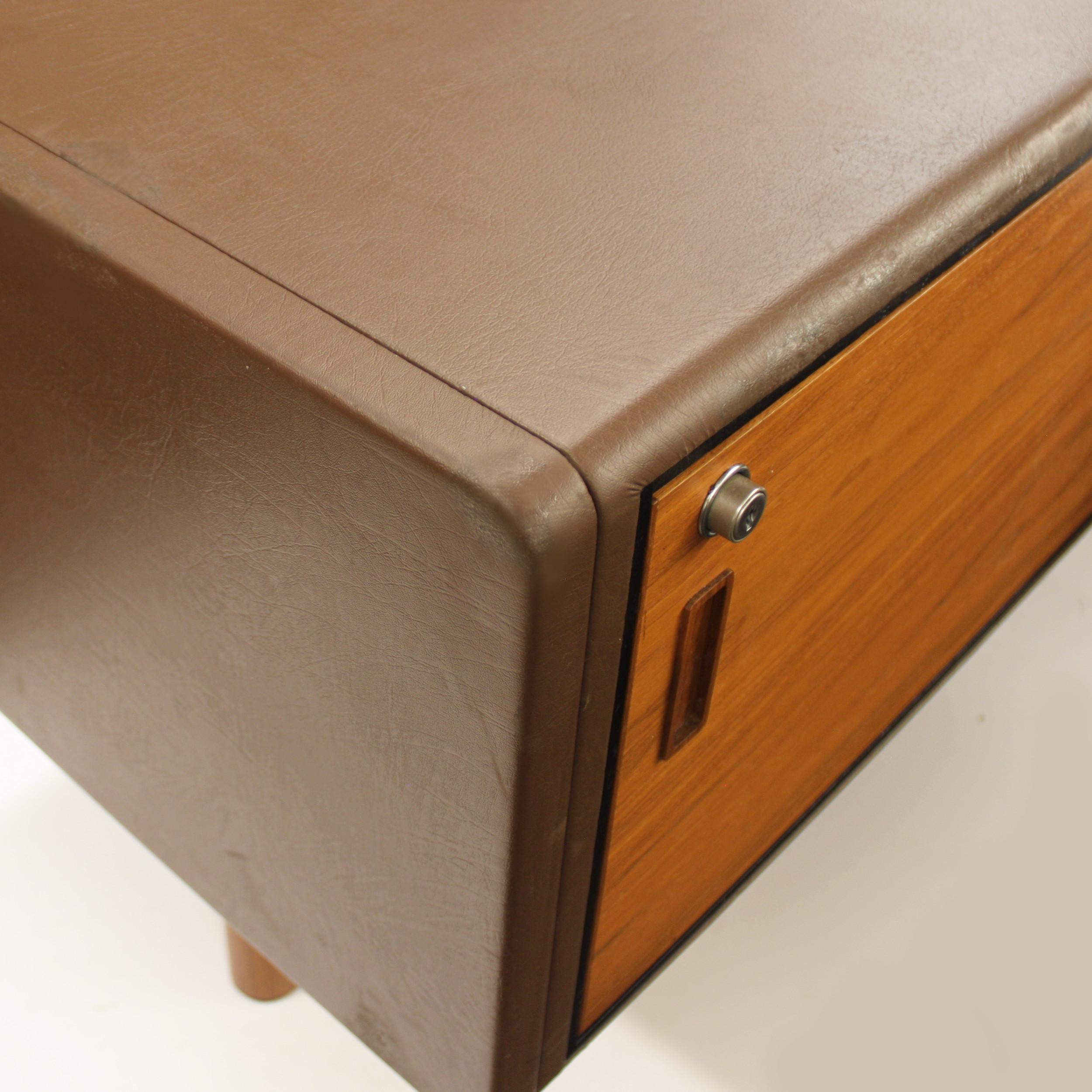 Late 20th Century Mid-Century Modern GR90 L-Shaped Executive Desk by Ray Leigh for Gordon Russell