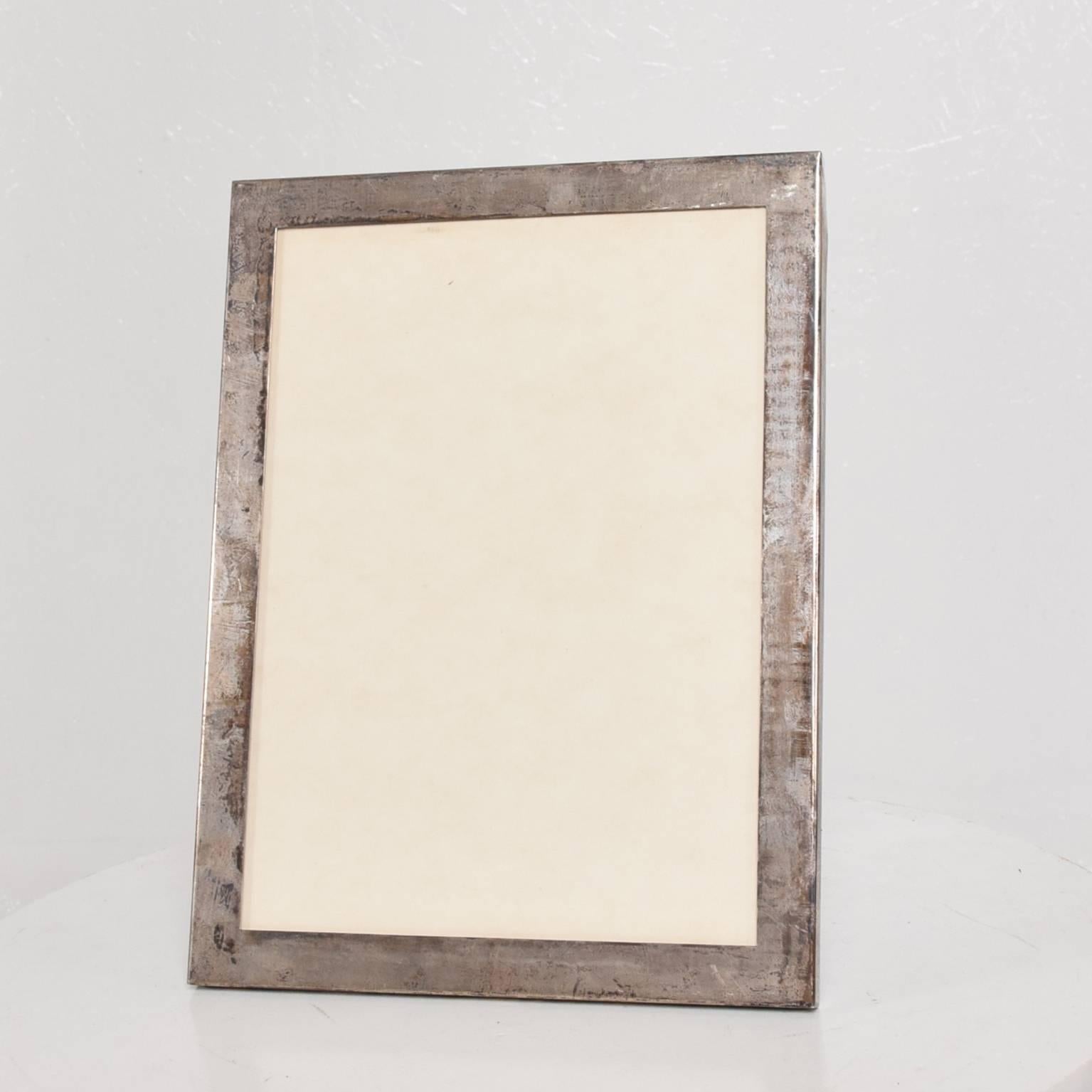 For your consideration a vintage picture frame in Sterling. Stamped G W D Sterling, 10.
The USA, circa 1960s.
Original vintage patina with green velvet back. 
Dimensions: 9 1/4