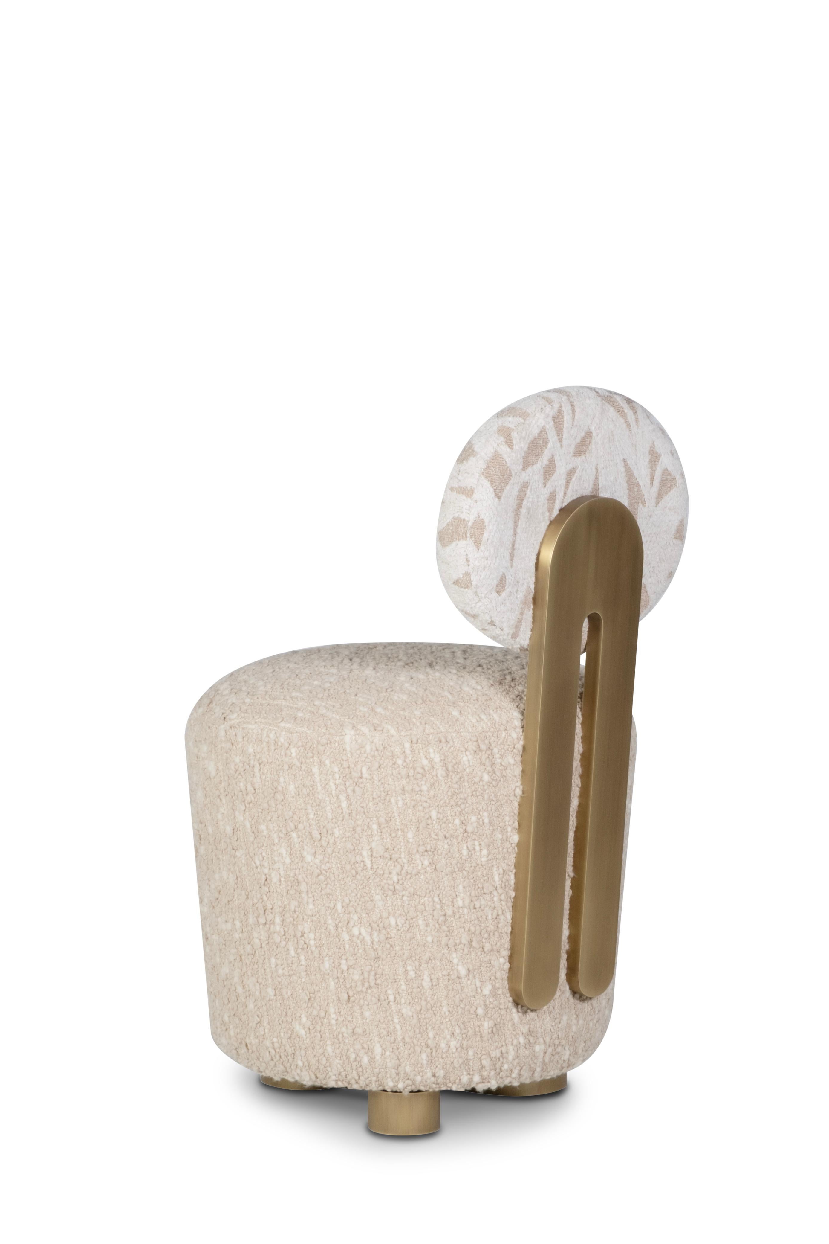 Sedia Grand, Girevole, Collezione Modern, Realizzata a mano in Portogallo - Europa da GF Modern.

La sedia Grand è un pezzo versatile con la sua base girevole, che combina eleganza e funzionalità. Il suo design curvo e scultoreo aggiunge un senso di