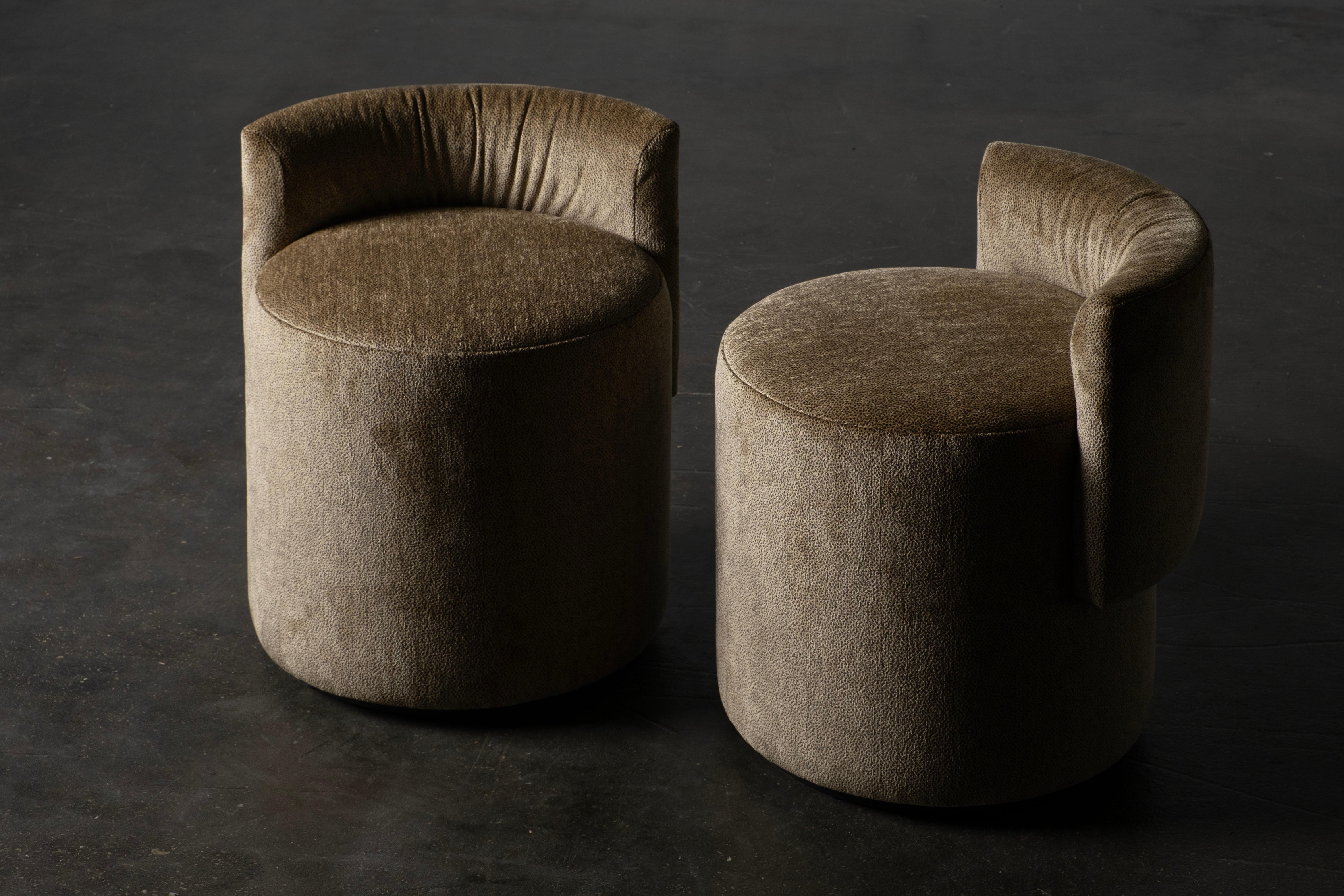 Grand Pouf, Colección Modern, Hecho a mano en Portugal - Europa por GF Modern.

El puf Grand es una pieza versátil que combina elegancia y funcionalidad. Su diseño curvo y escultural añade una sensación de sofisticación moderna, mientras que la