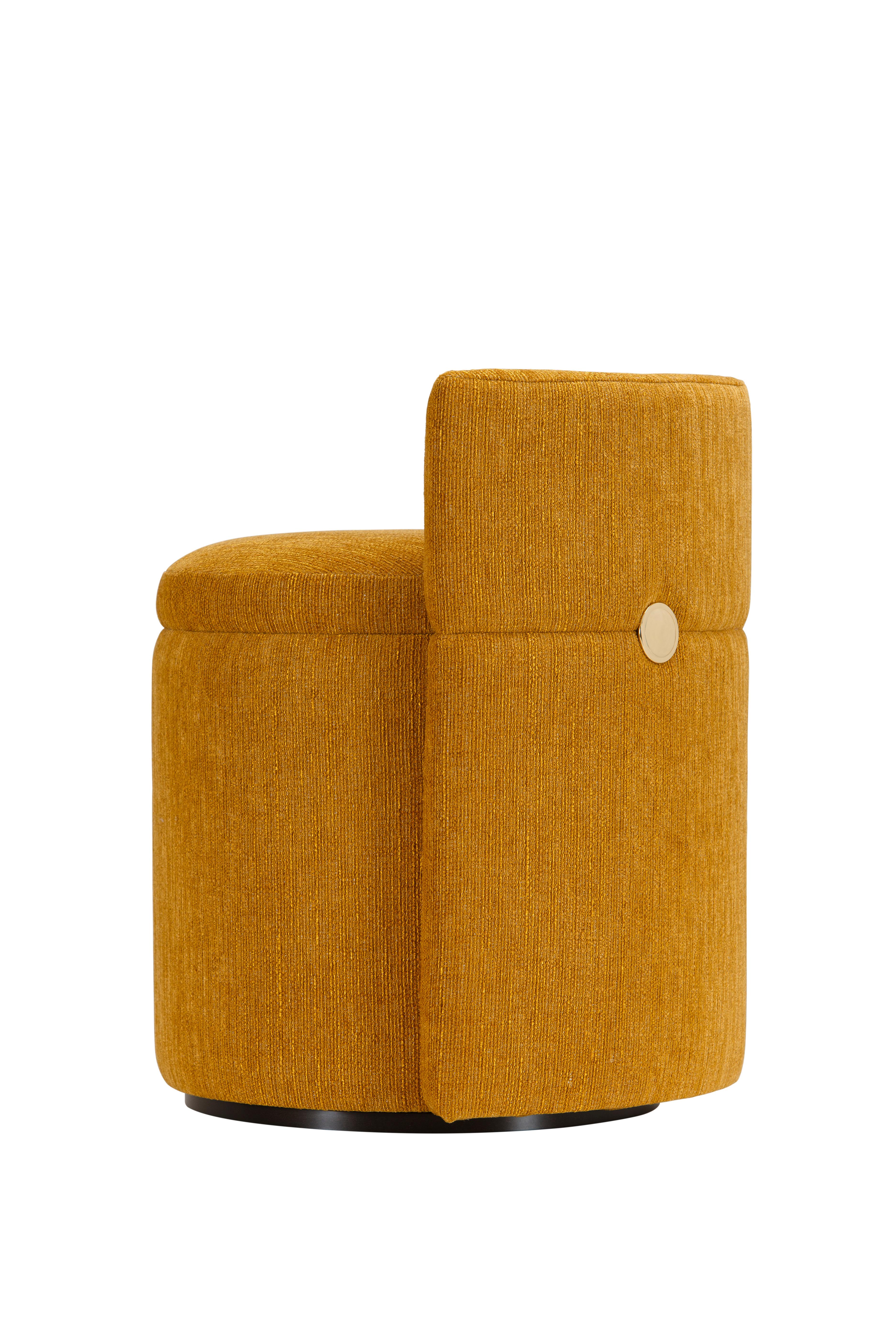 Mid-Century moderno Grand Pouf moderno di metà secolo in cotone senape e ottone Beeche fatto a mano da Greenapple in vendita
