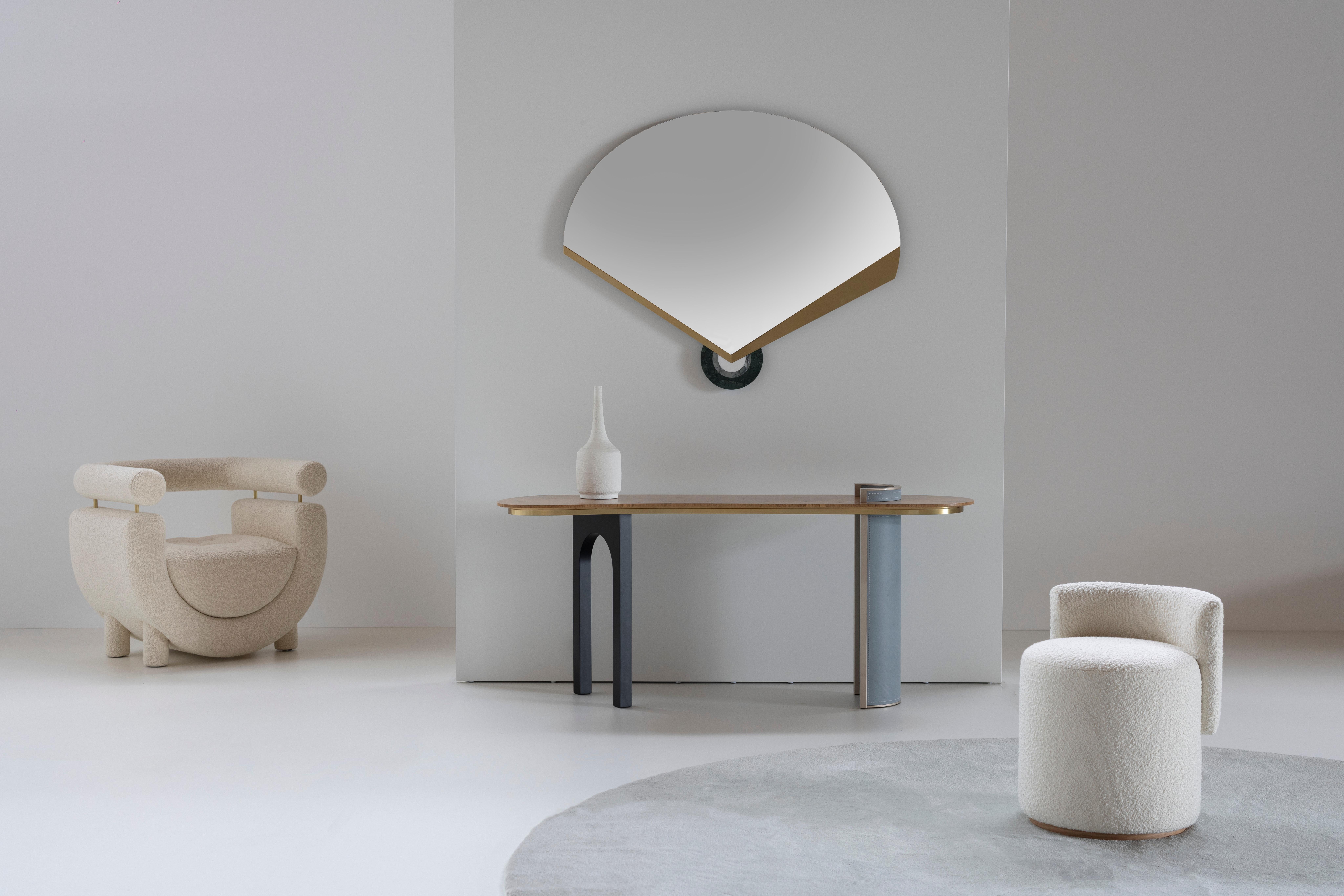 XXI secolo e contemporaneo Grand Pouf moderno di metà secolo in cotone bouclé bianco fatto a mano da Greenapple in vendita