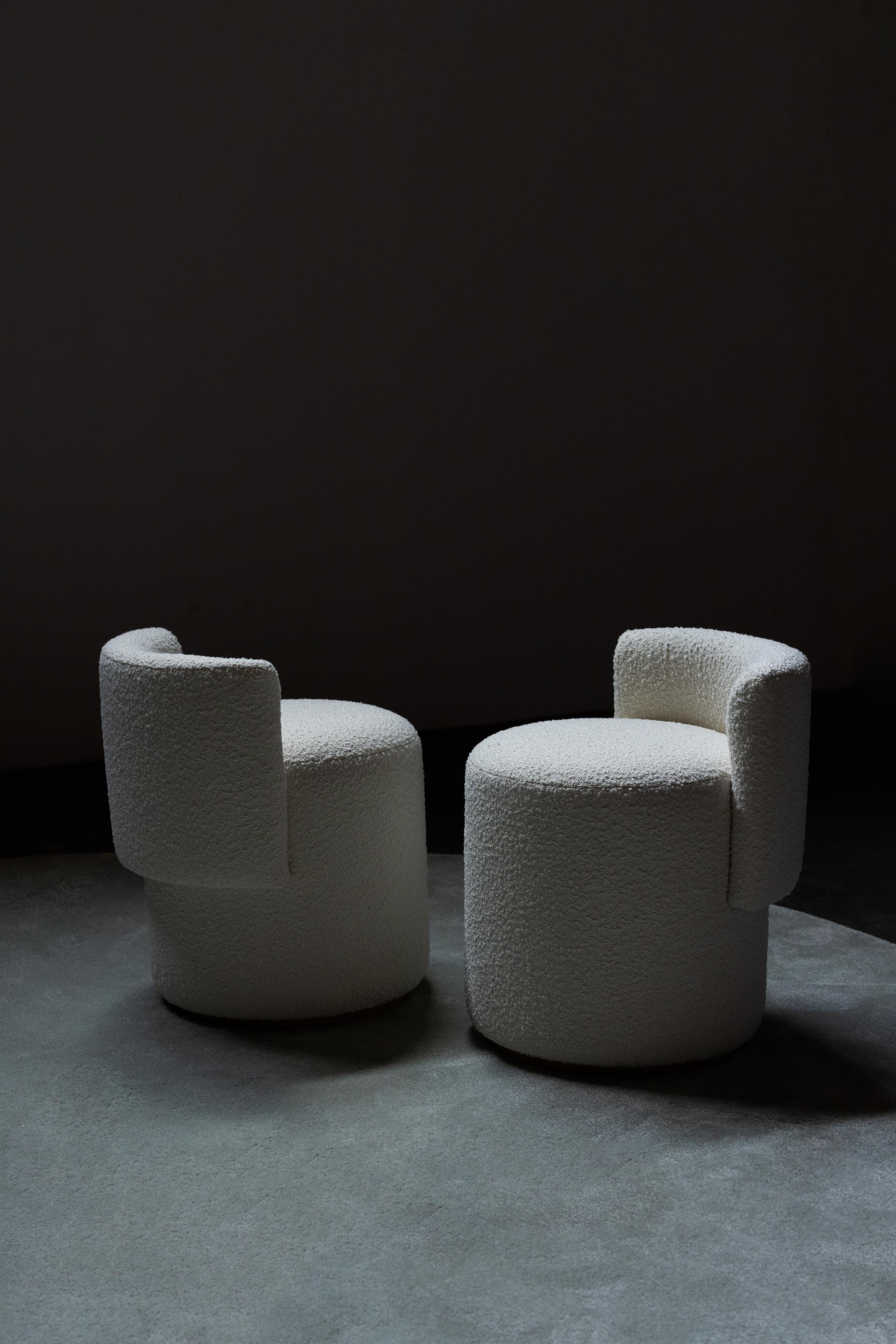 Grand Pouf, Collection S, fabriqué à la main au Portugal - Europe par GF Modern.

Le pouf Grand est une pièce polyvalente qui allie élégance et fonctionnalité. Son design incurvé et sculptural ajoute un sentiment de sophistication moderne, tandis