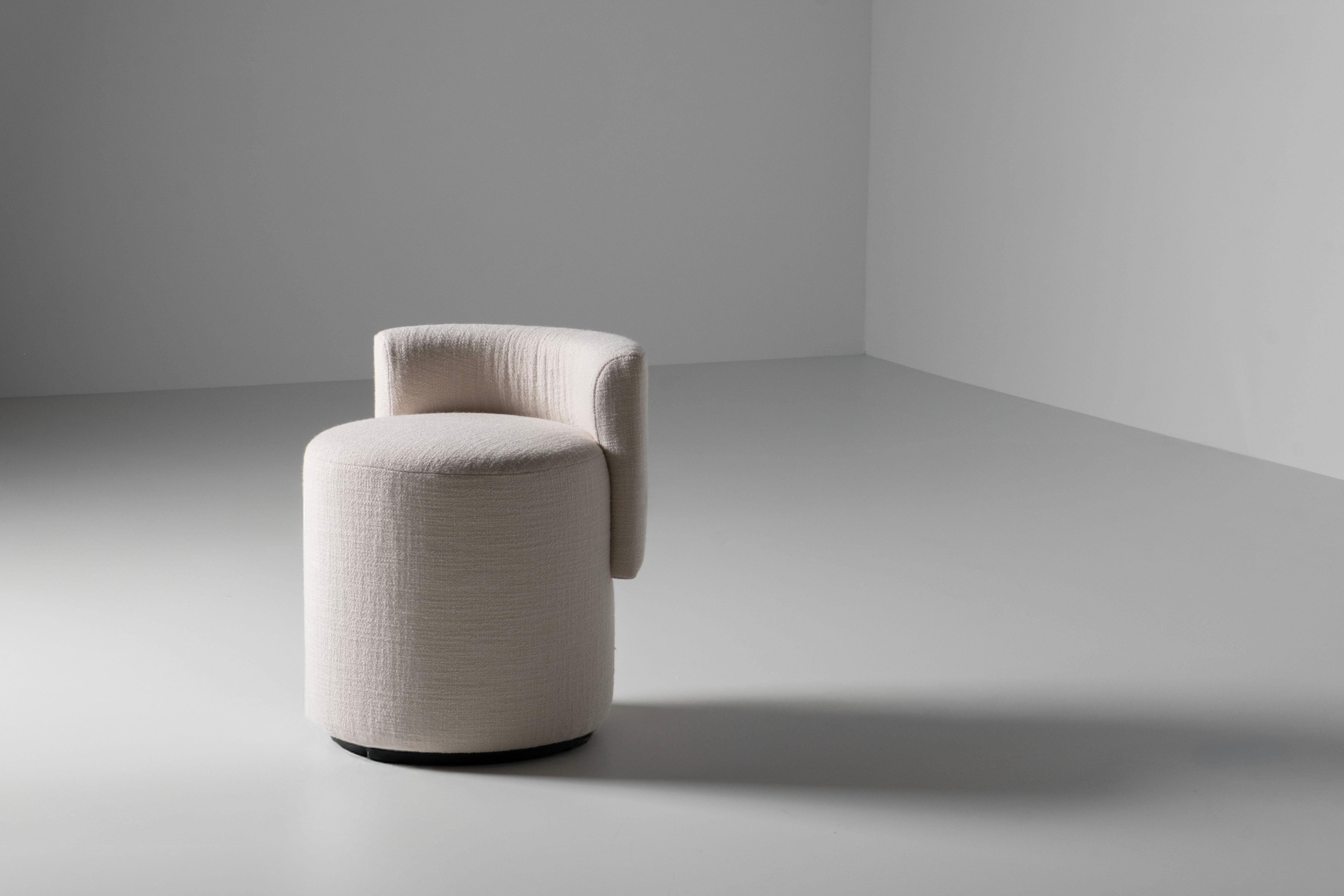 Pouf Grand, Collezione Modern, realizzato a mano in Portogallo - Europa da GF Modern.

Il pouf Grand è un pezzo versatile che combina eleganza e funzionalità. Il suo design curvo e scultoreo aggiunge un senso di moderna raffinatezza, mentre la