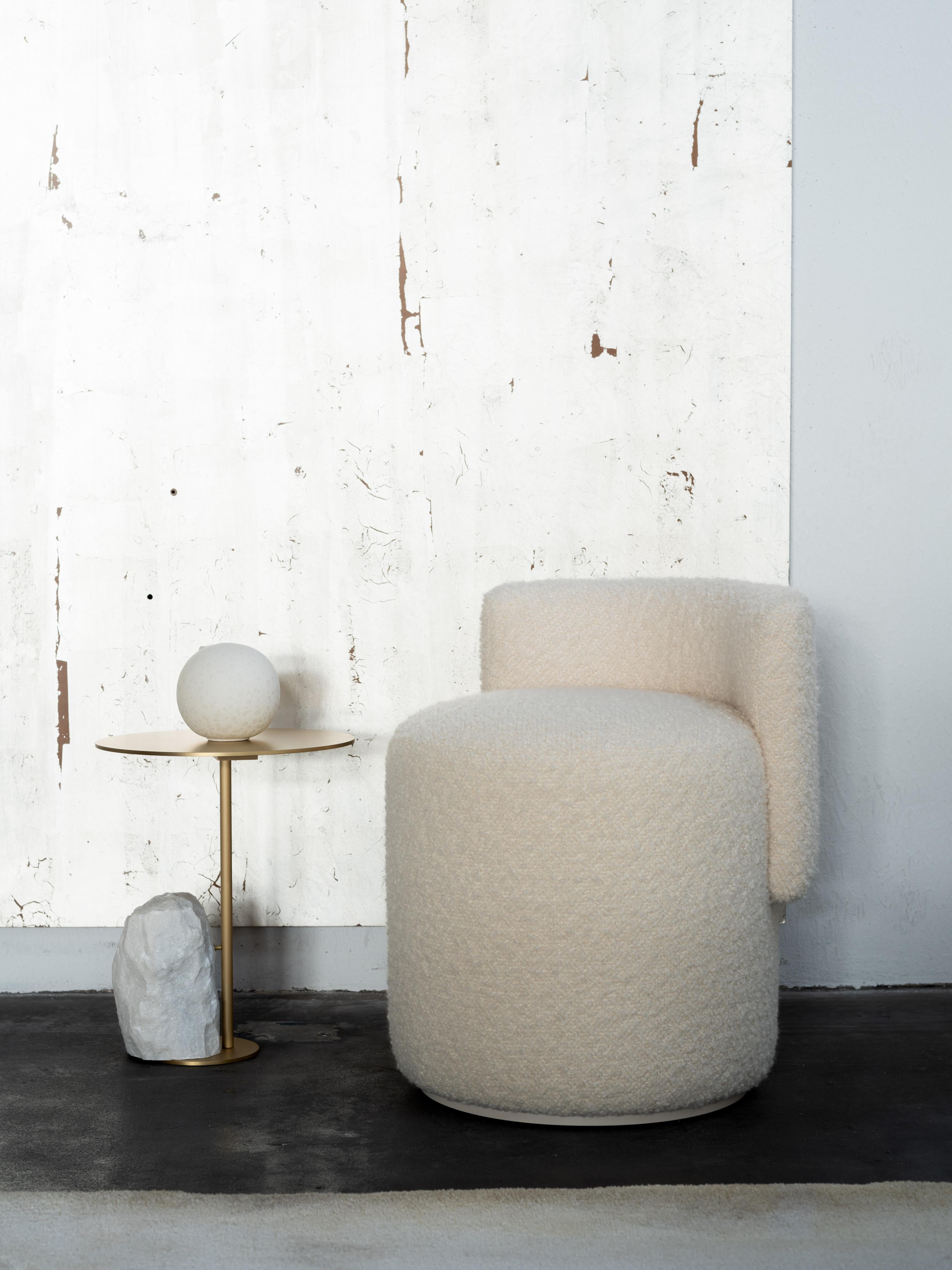 Ottone Grand Pouf moderno di metà secolo, lana, Oak, fatto a mano in Portogallo da Greenapple in vendita