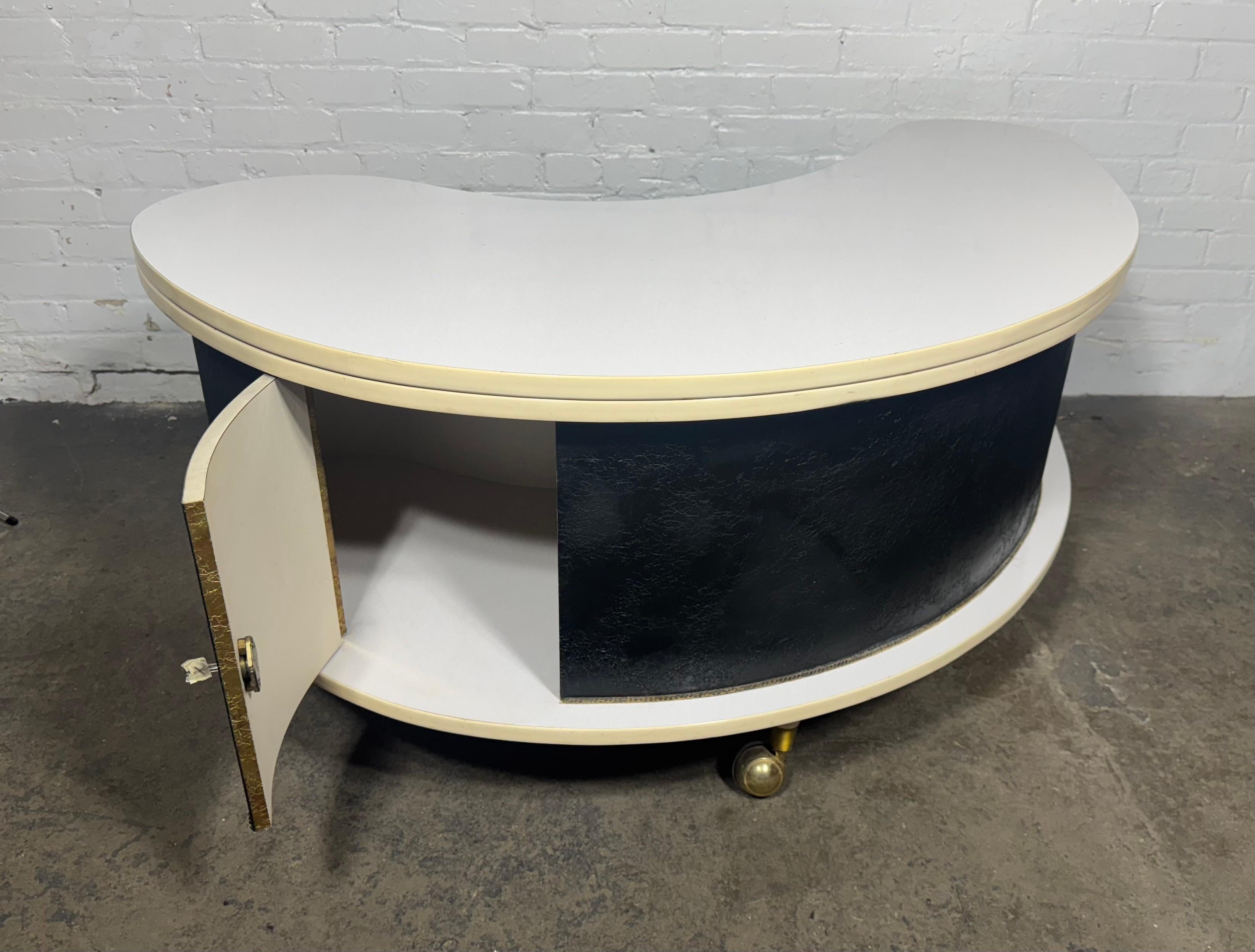 Mid Century modern - Grand Server boomerang bar /table 1960s, NYC Worlds Fair Latón en venta