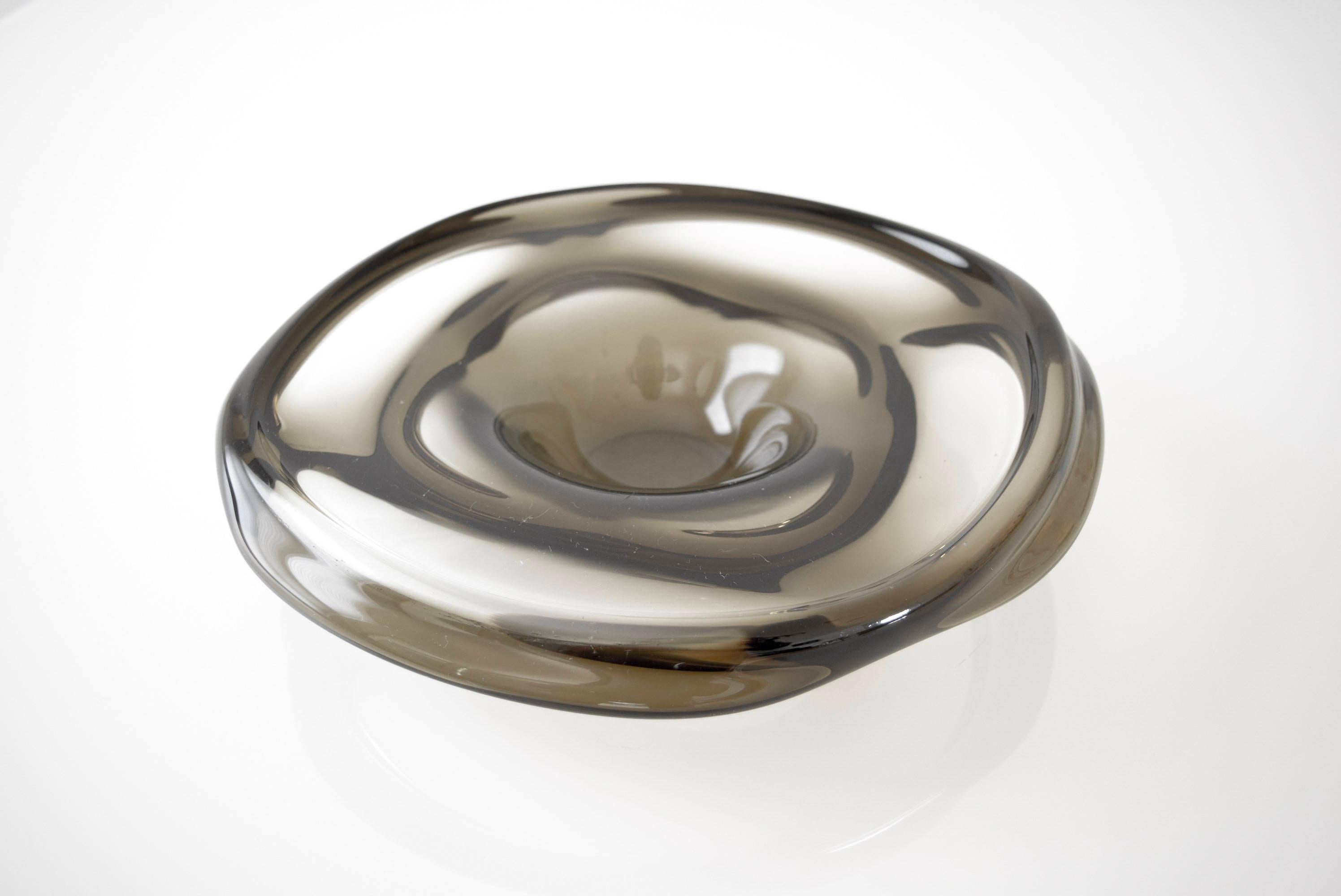 Mid-Century Modern Gray Glass Decorative Bowl In Good Condition For Sale In Detroit, MI