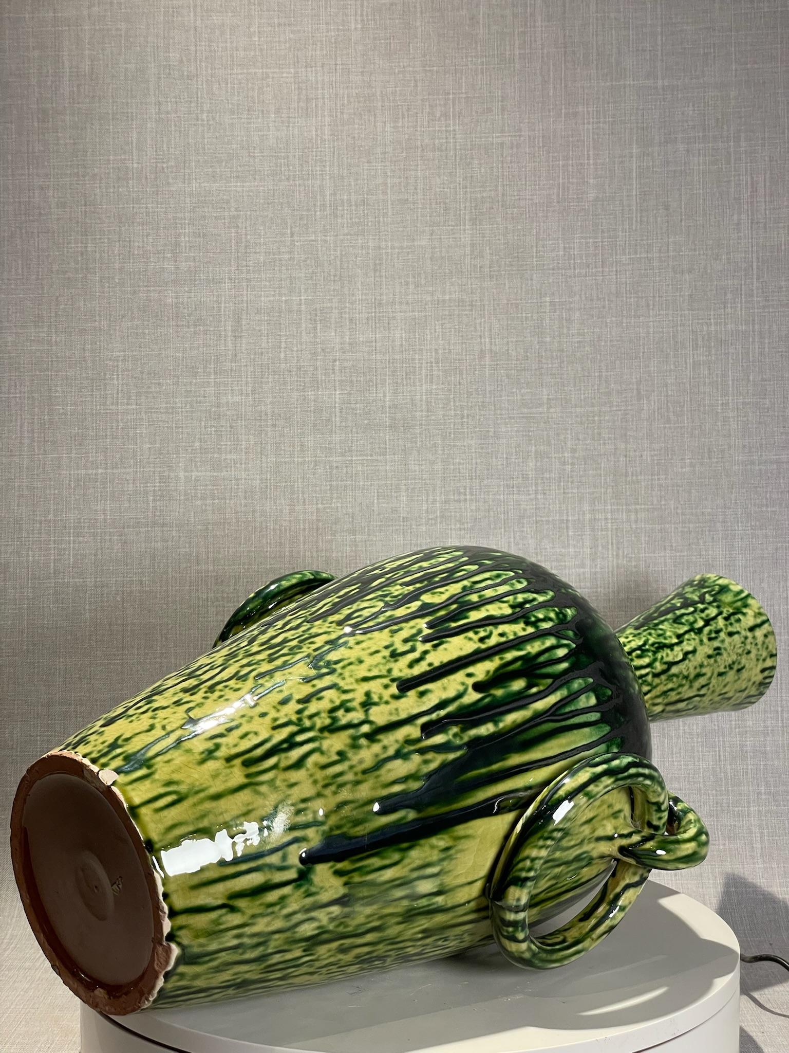Mid-Century Modern Vase en terre cuite à glaçure goutte à goutte verte et noire du milieu du siècle dernier en vente