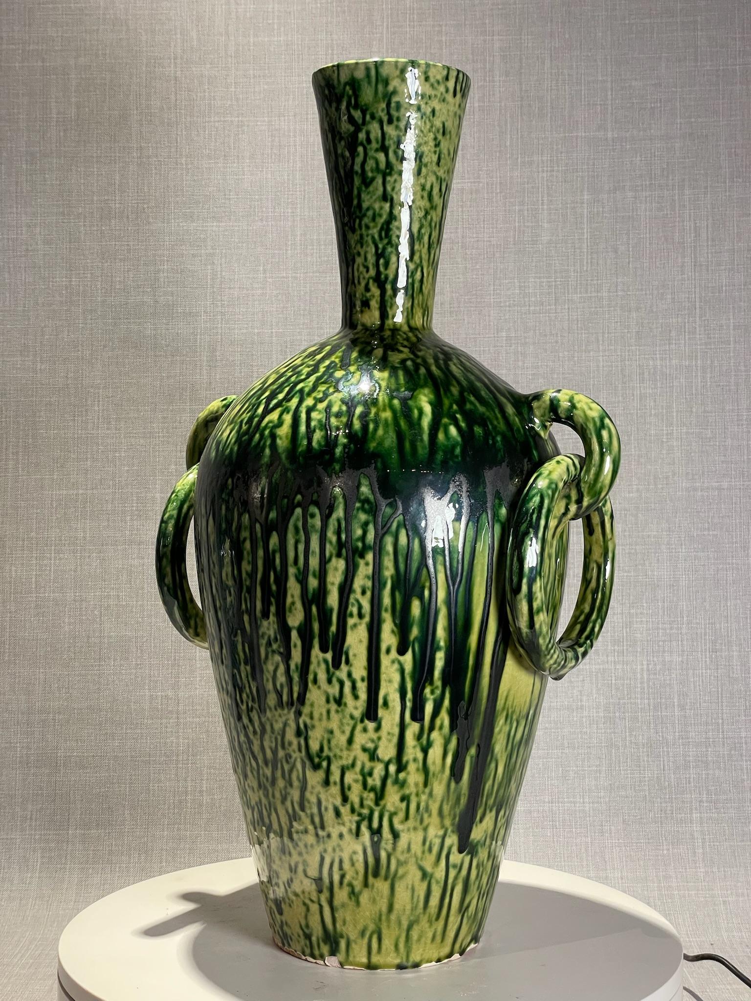 Vernissé Vase en terre cuite à glaçure goutte à goutte verte et noire du milieu du siècle dernier en vente