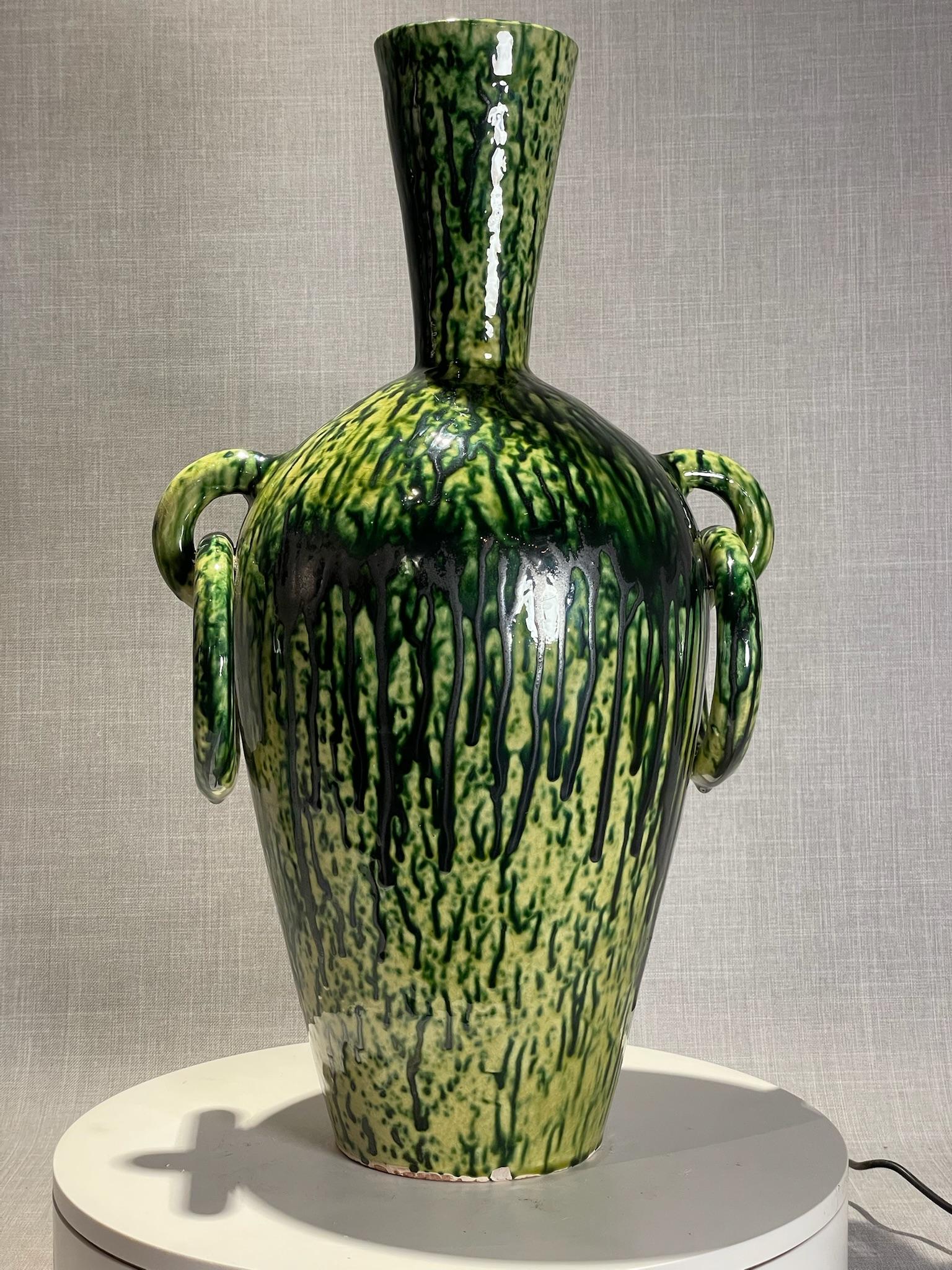 Vase en terre cuite à glaçure goutte à goutte verte et noire du milieu du siècle dernier Bon état - En vente à West Hollywood, CA