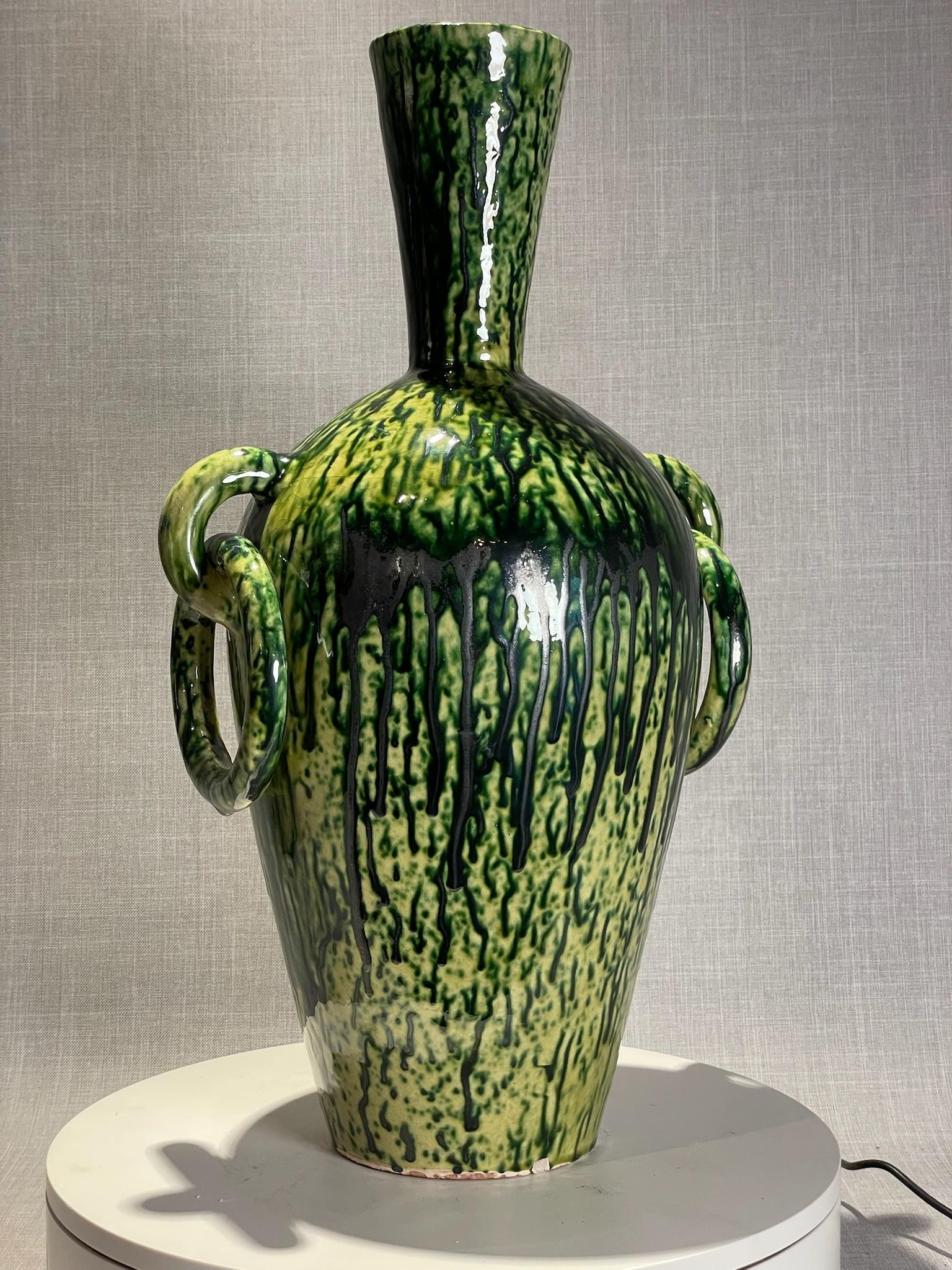 20ième siècle Vase en terre cuite à glaçure goutte à goutte verte et noire du milieu du siècle dernier en vente