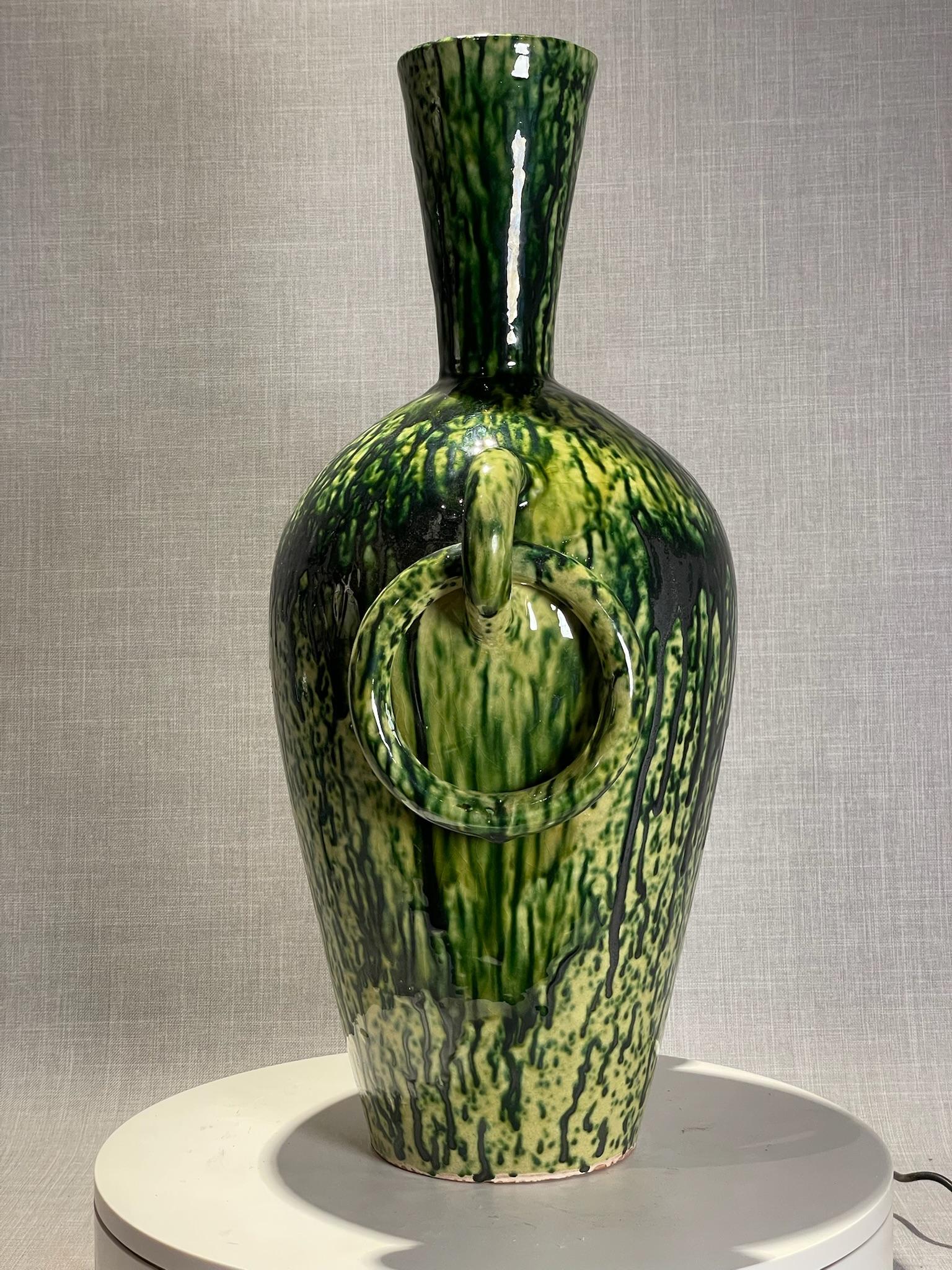 Argile Vase en terre cuite à glaçure goutte à goutte verte et noire du milieu du siècle dernier en vente