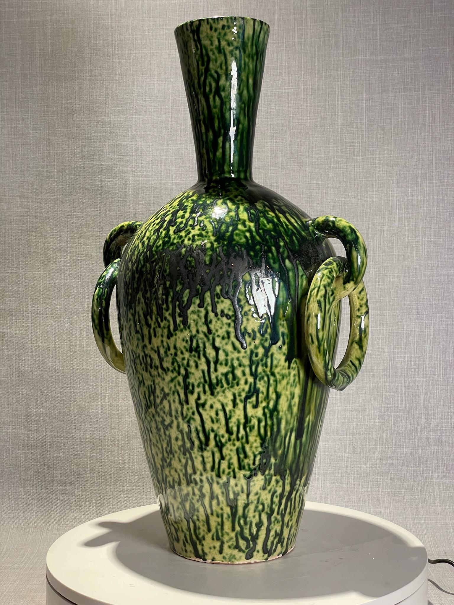 Vase en terre cuite à glaçure goutte à goutte verte et noire du milieu du siècle dernier en vente 1