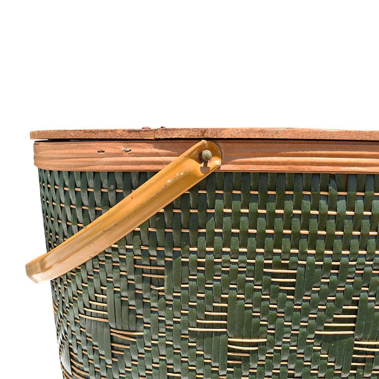 Mid-Century Modern Green and Brown Woven Picnic Basket with Handles In Good Condition For Sale In Oklahoma City, OK