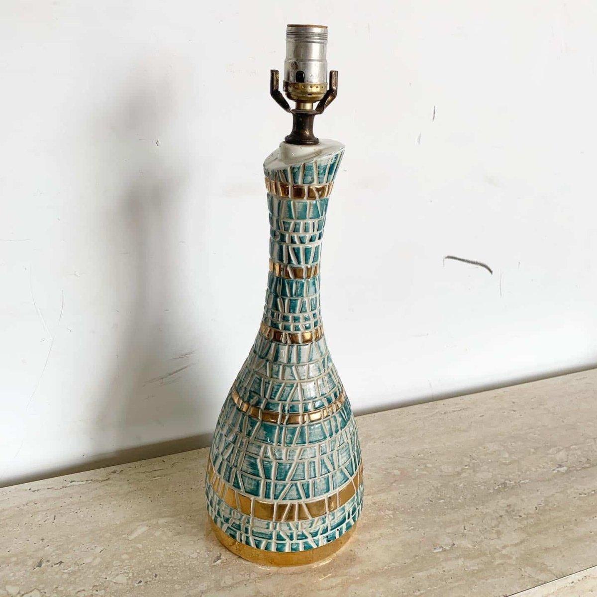 Lampe de table moderne du milieu du siècle en fausse mosaïque de céramique verte et dorée Bon état - En vente à Delray Beach, FL