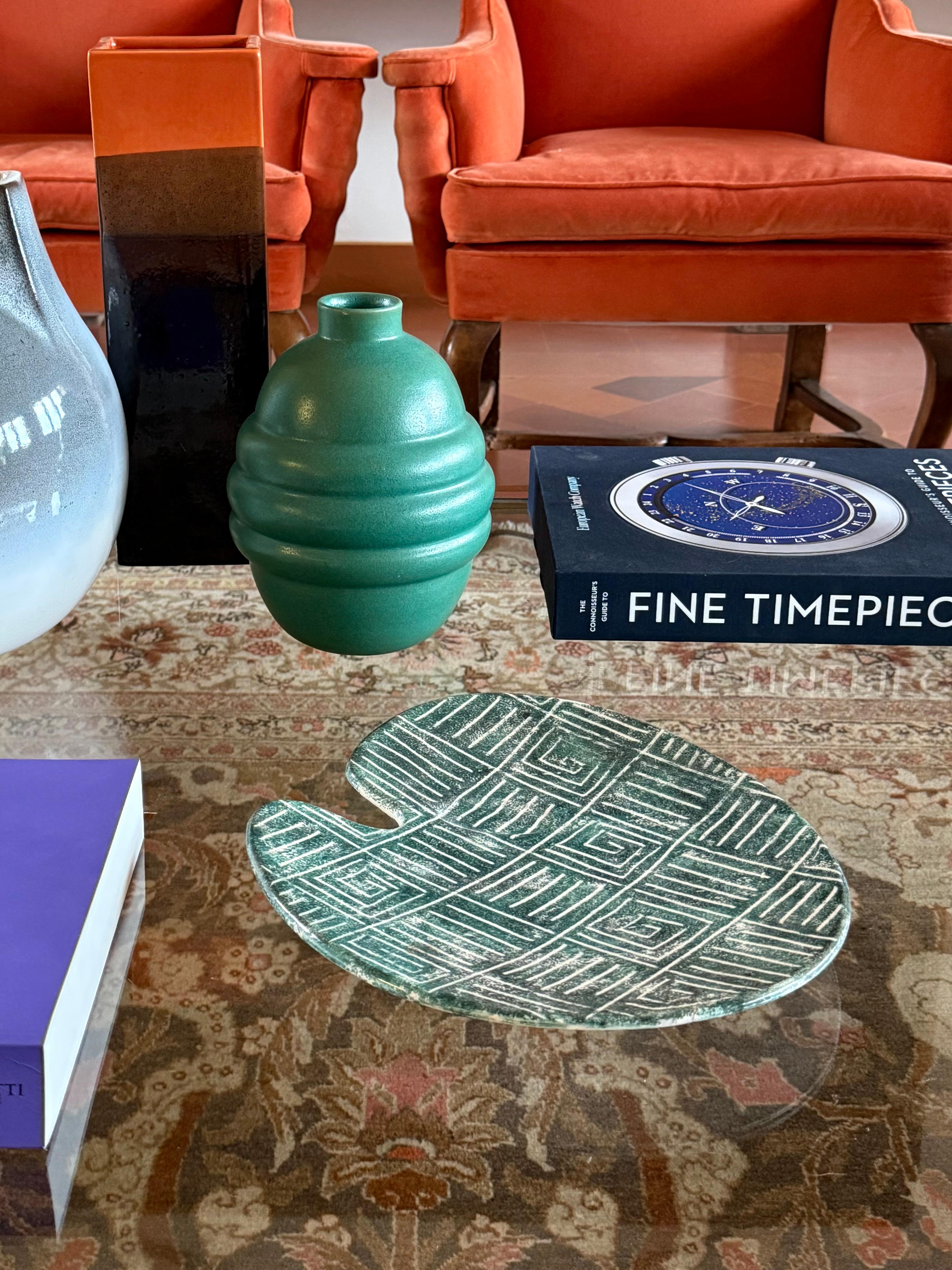 Plato de cerámica verde de la modernidad de mediados de siglo, Francia Años 60 Moderno de mediados de siglo en venta