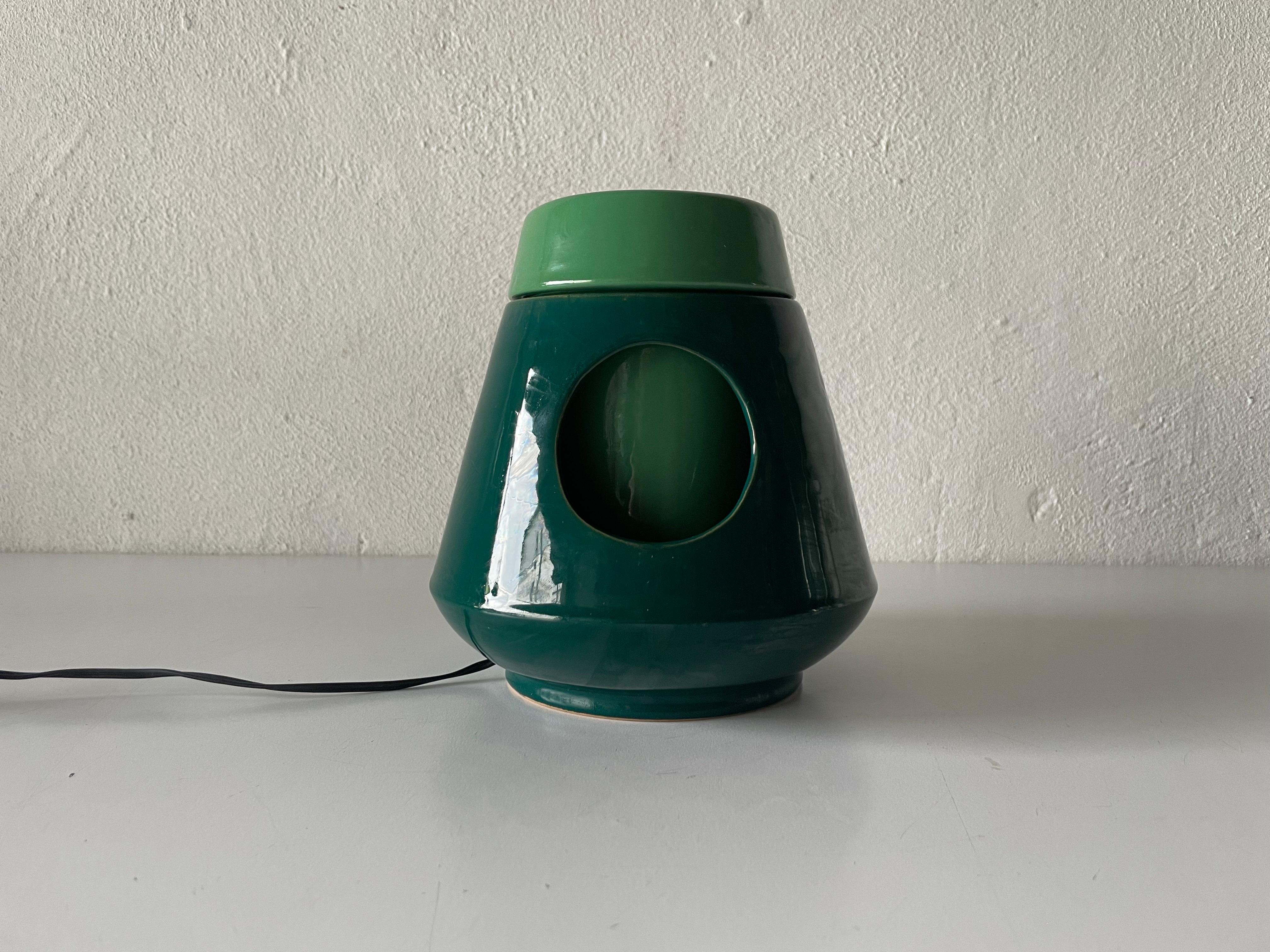 Lampe de table pivotante en céramique verte, années 1960, Italie.

L'abat-jour est en bon état et très propre. 
Cette lampe fonctionne avec une ampoule E14
Câblé et adapté à une utilisation avec 220V et 110V pour tous les pays.

Mesures :