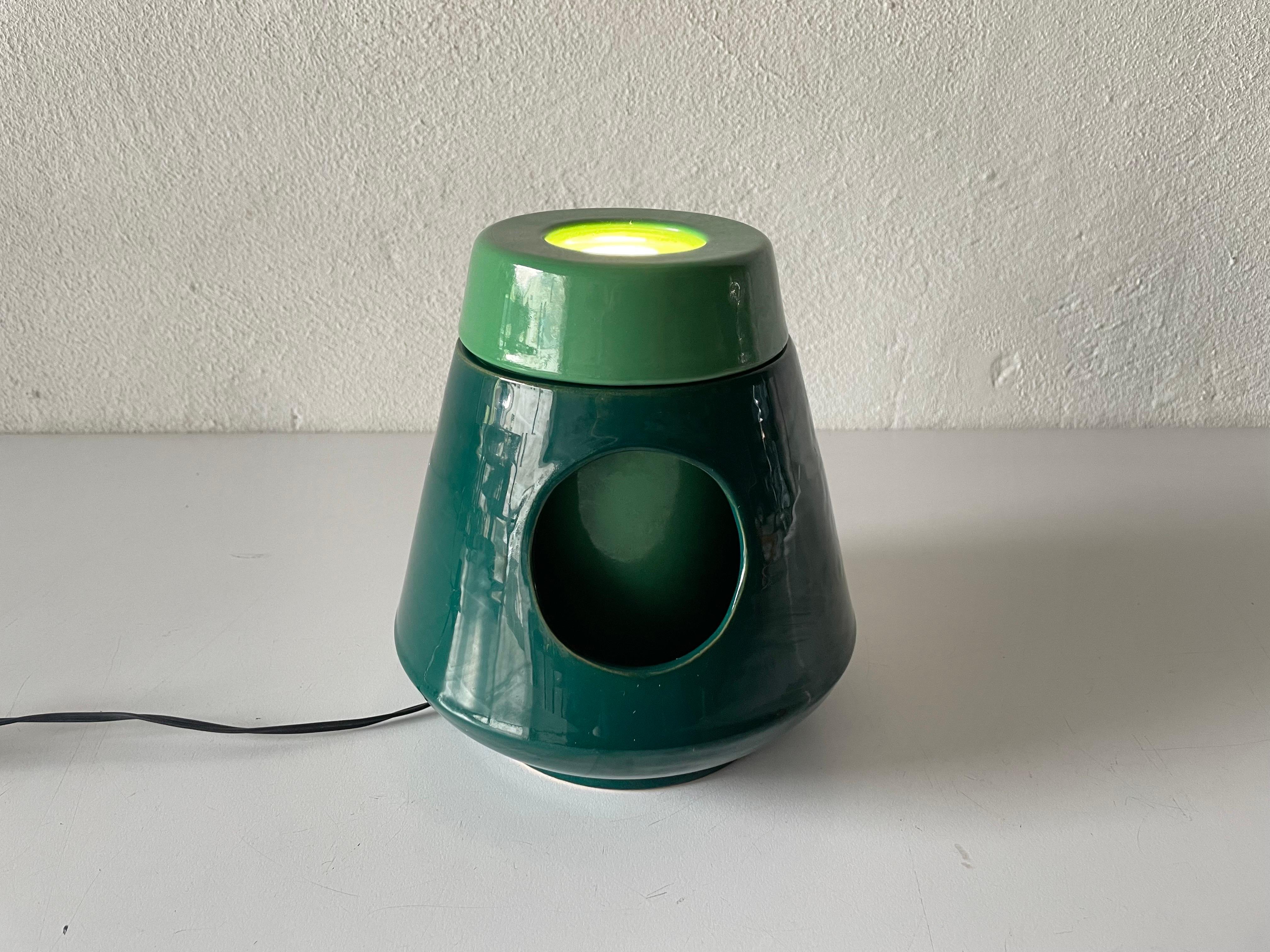 Milieu du XXe siècle Lampe de table pivotante en céramique verte, années 1960, Italie en vente