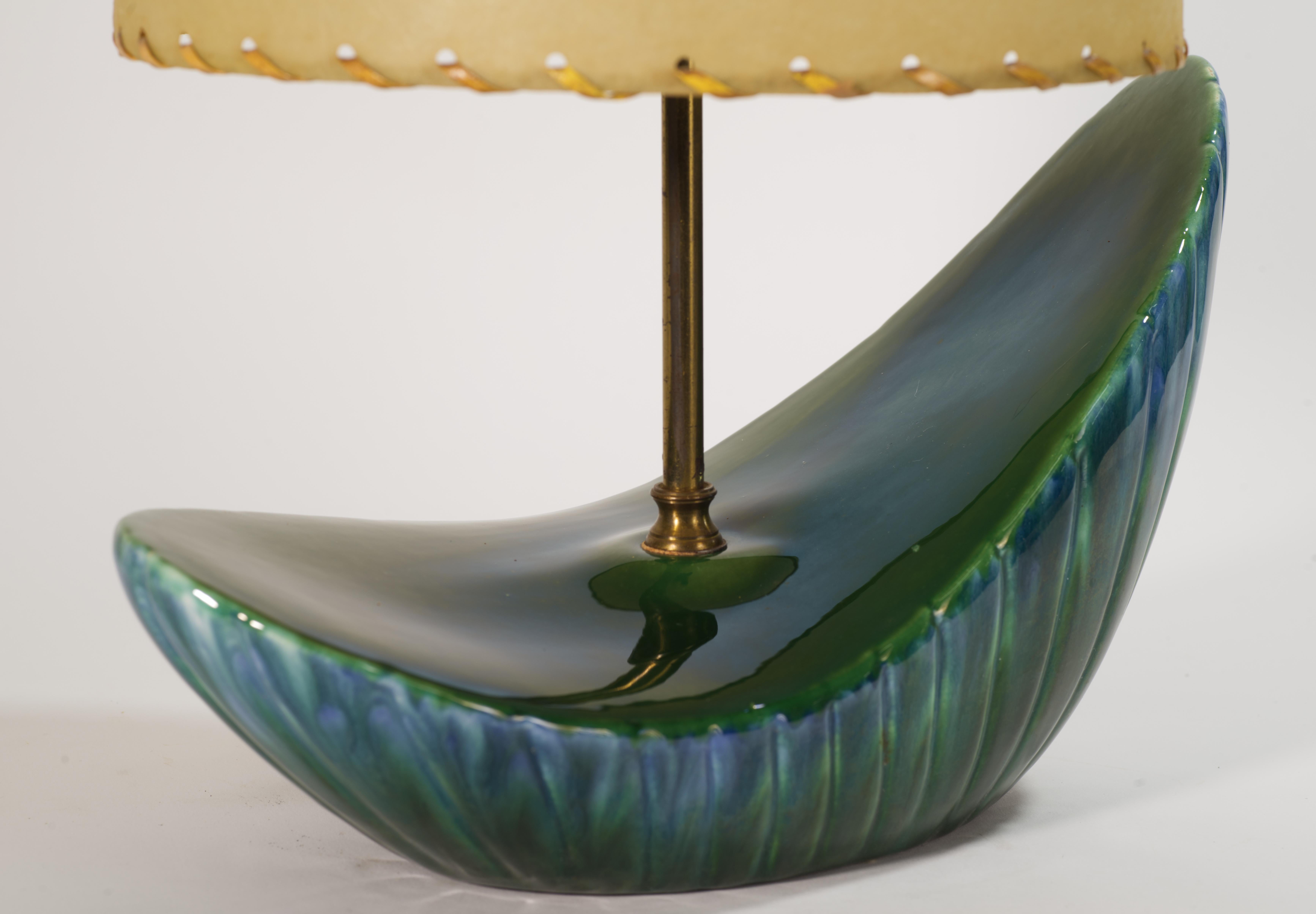 Lampada da tavolo asimmetrica in ceramica verde del Mid Century Modern in vendita 2