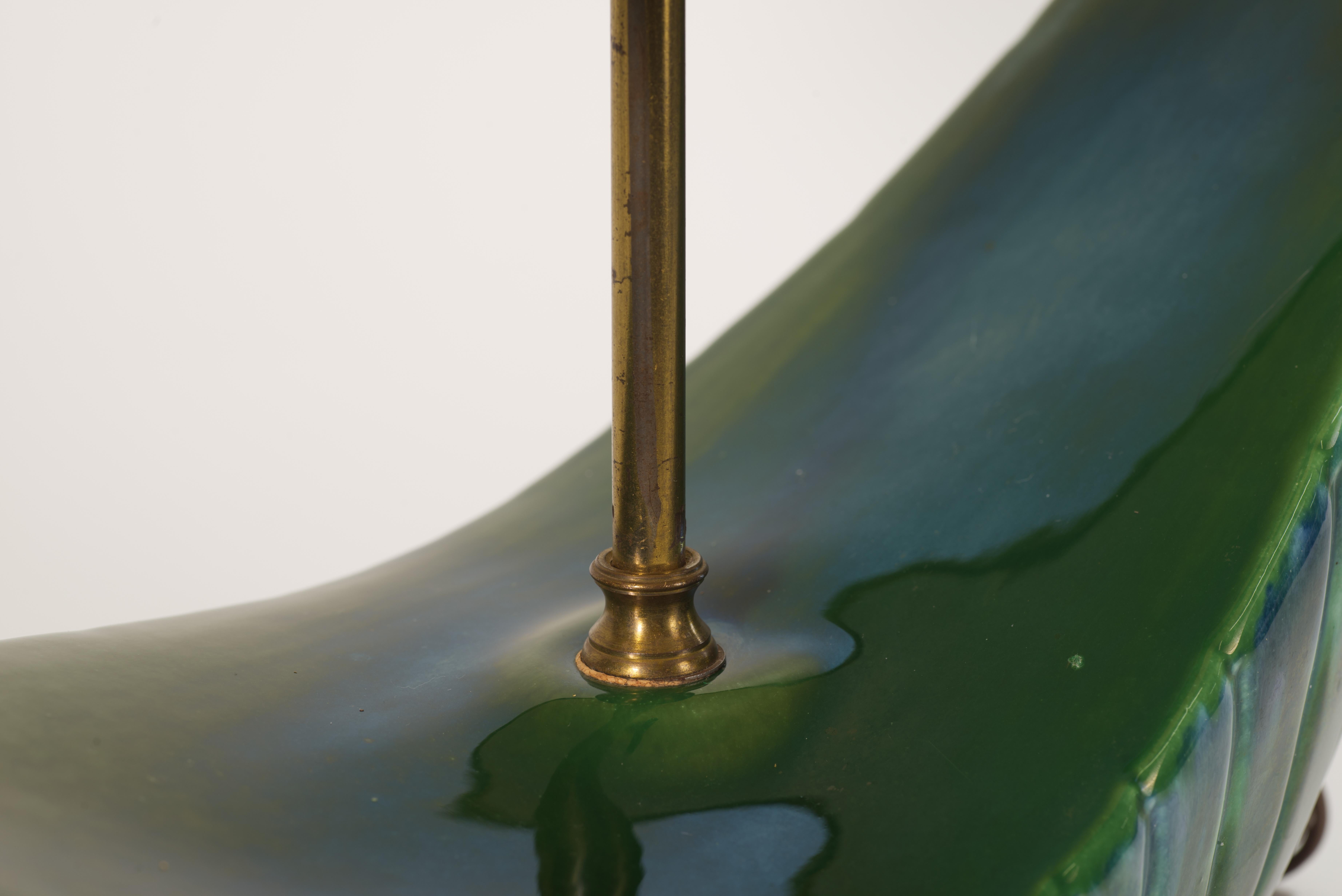 Lampada da tavolo asimmetrica in ceramica verde del Mid Century Modern in vendita 3