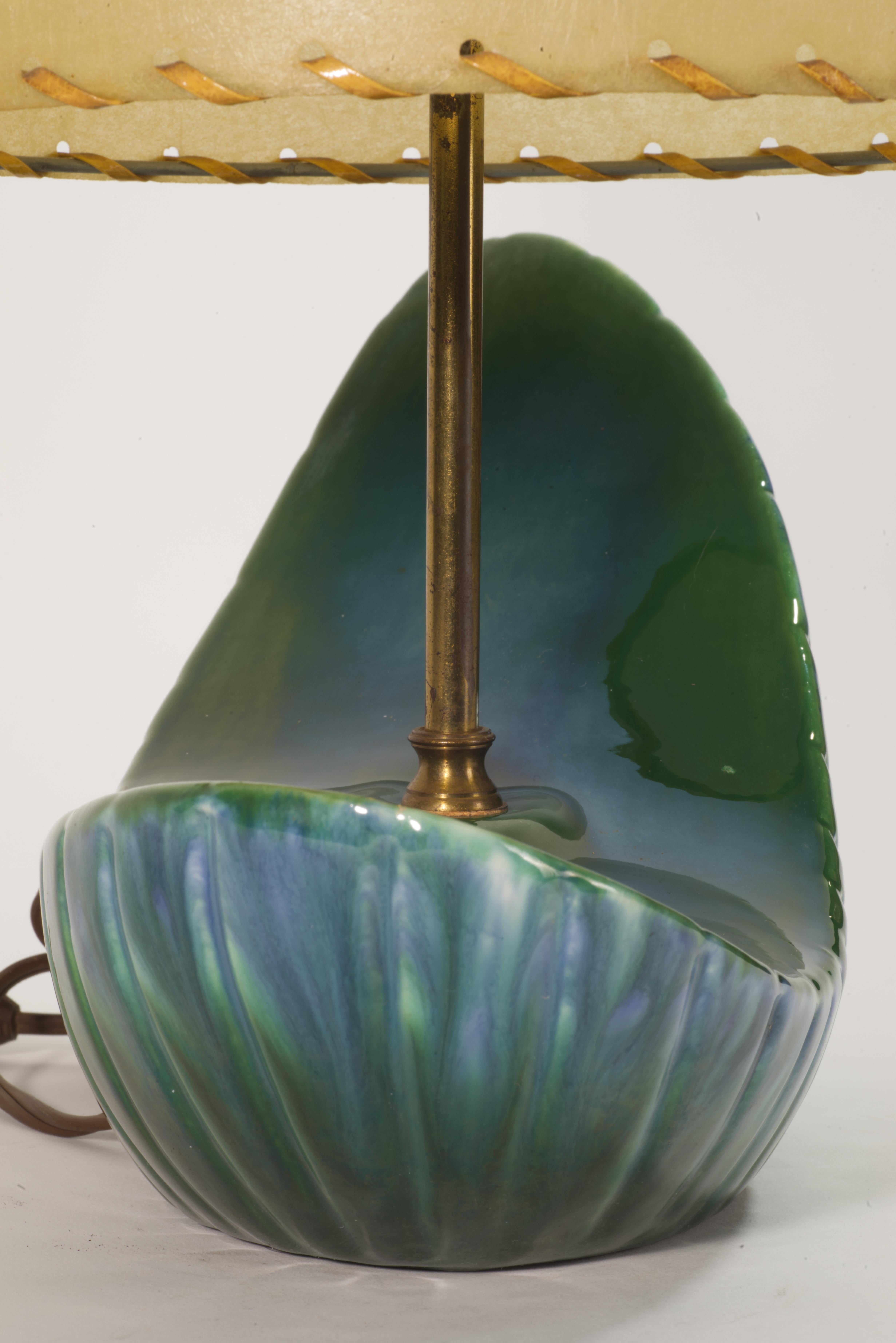 Lampada da tavolo asimmetrica in ceramica verde del Mid Century Modern in vendita 4
