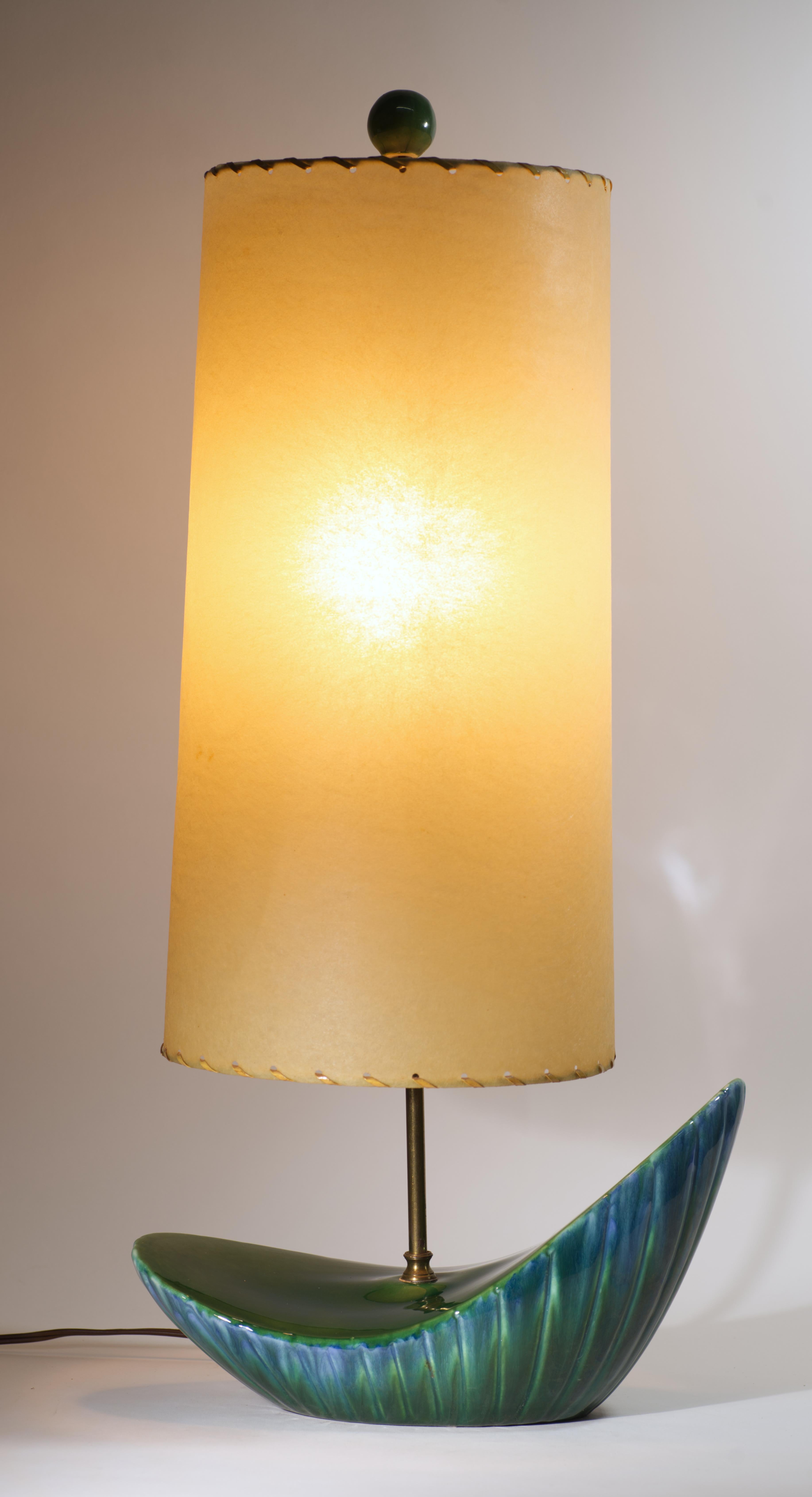 Lampada da tavolo asimmetrica in ceramica verde del Mid Century Modern in vendita 5