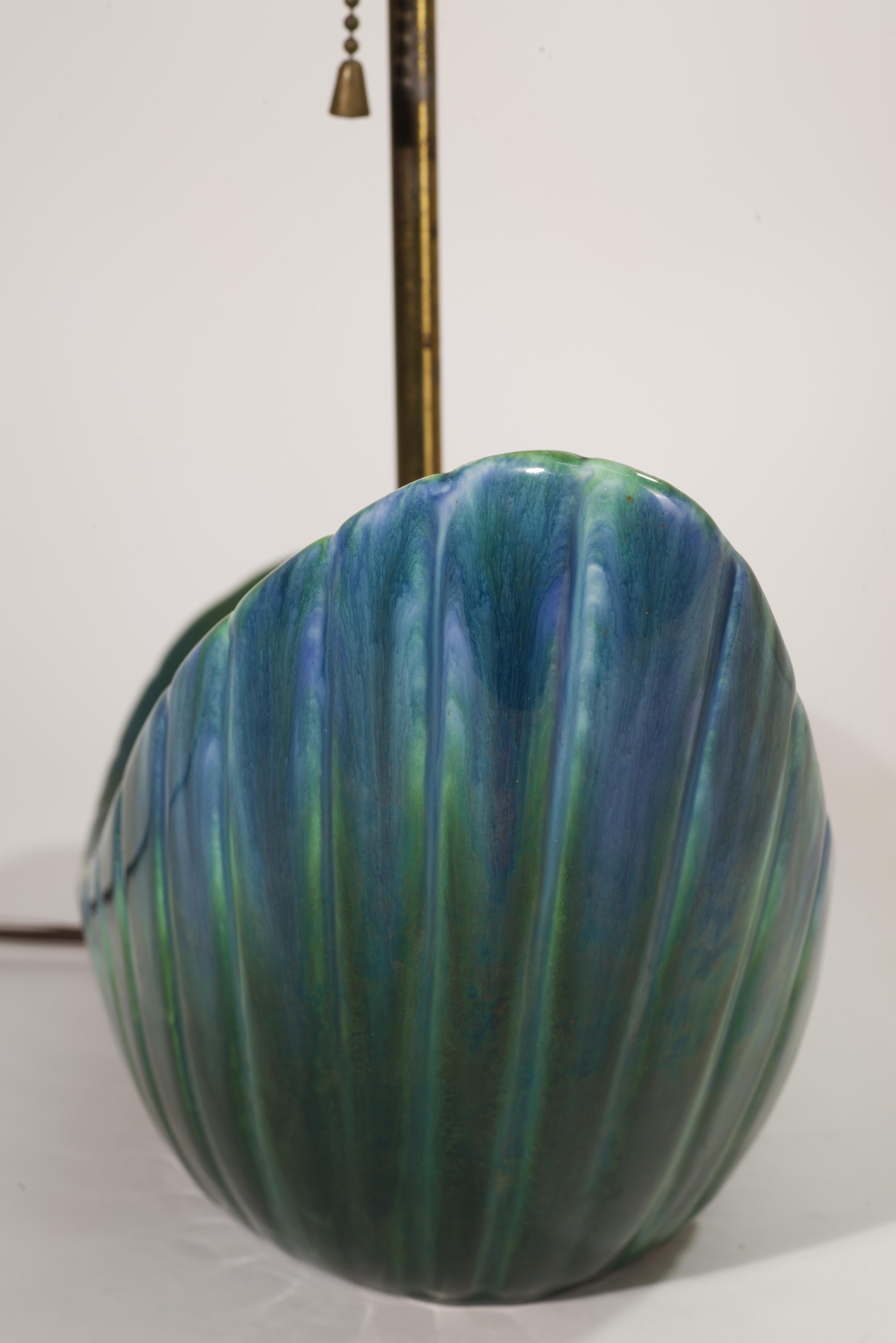 Lampada da tavolo asimmetrica in ceramica verde del Mid Century Modern in vendita 10