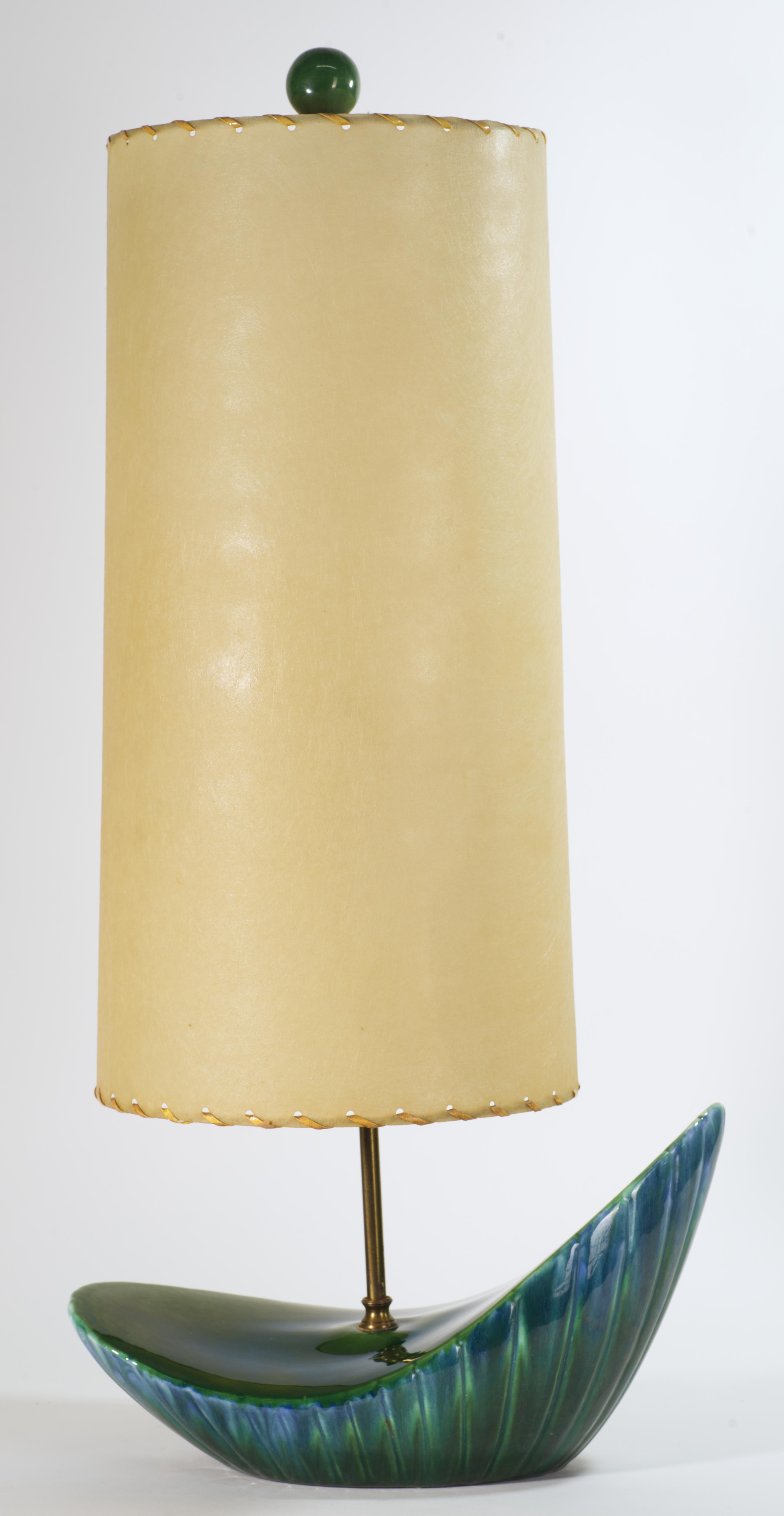  La scultorea lampada da tavolo vintage è caratterizzata da una base asimmetrica modernista, decorata con smalto monocromatico color verde cacciatore sulla parte superiore della base e smalto turchese e bianco a goccia su sfondo verde cacciatore sui