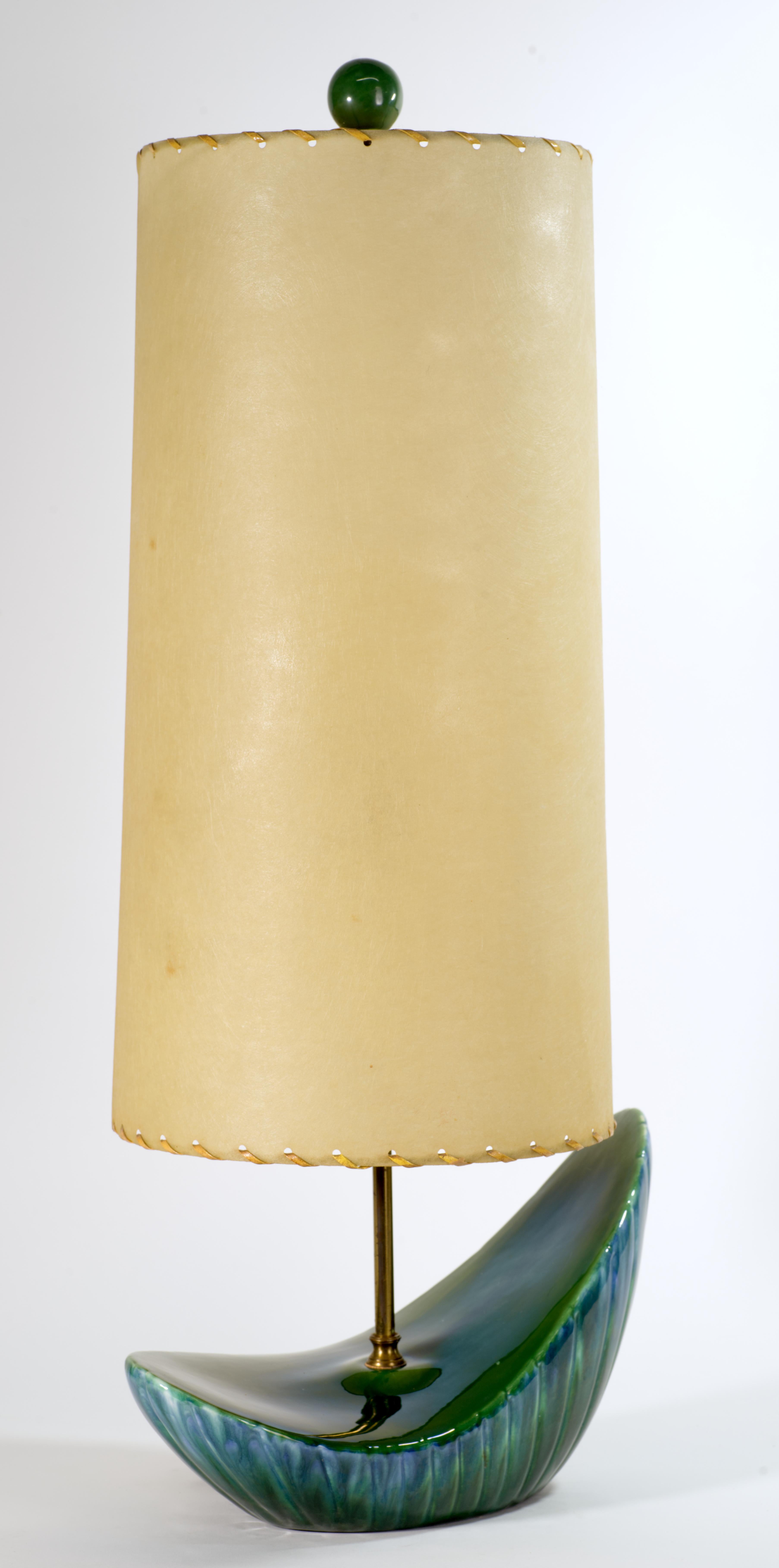 Mid-Century moderno Lampada da tavolo asimmetrica in ceramica verde del Mid Century Modern in vendita