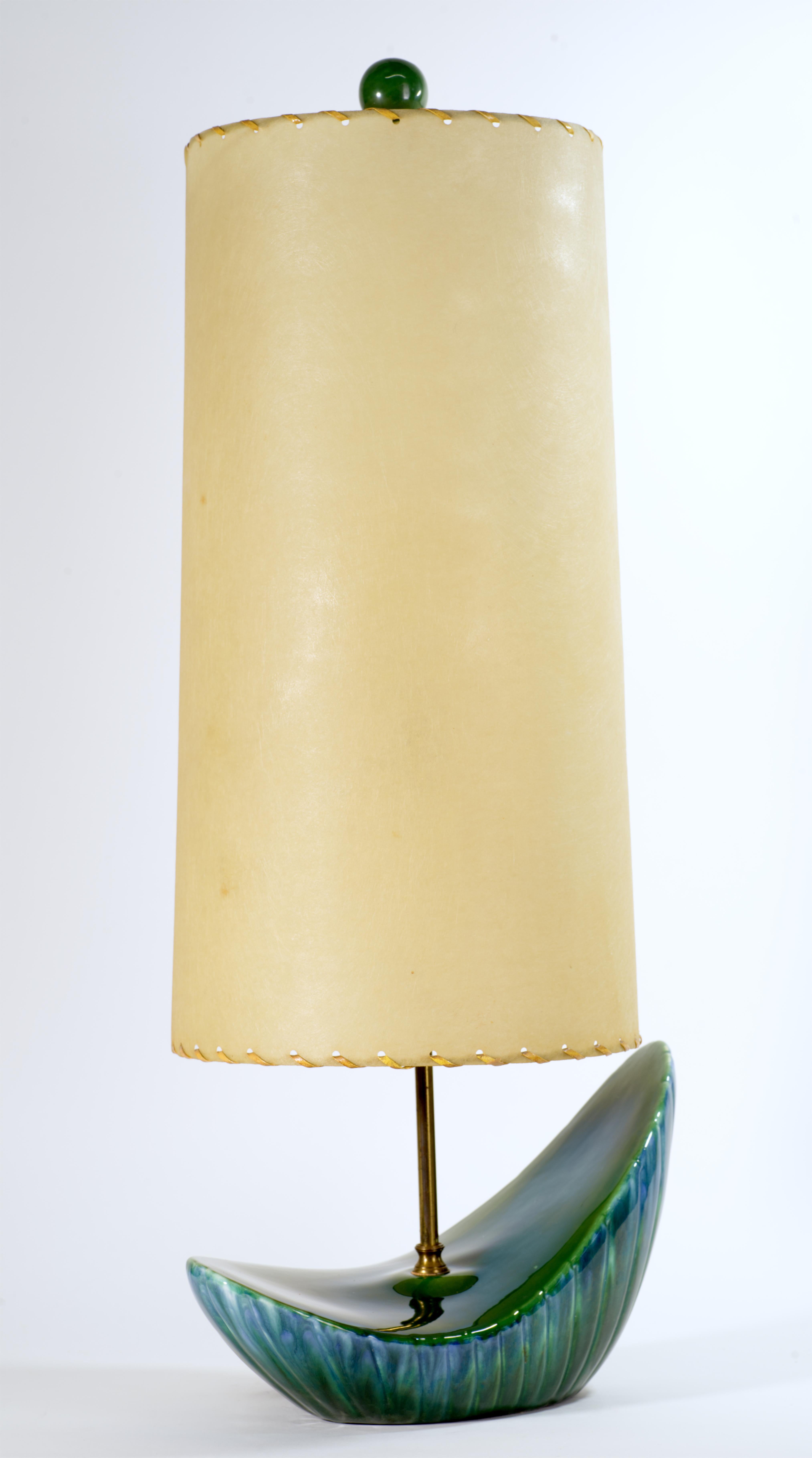 Americano Lampada da tavolo asimmetrica in ceramica verde del Mid Century Modern in vendita