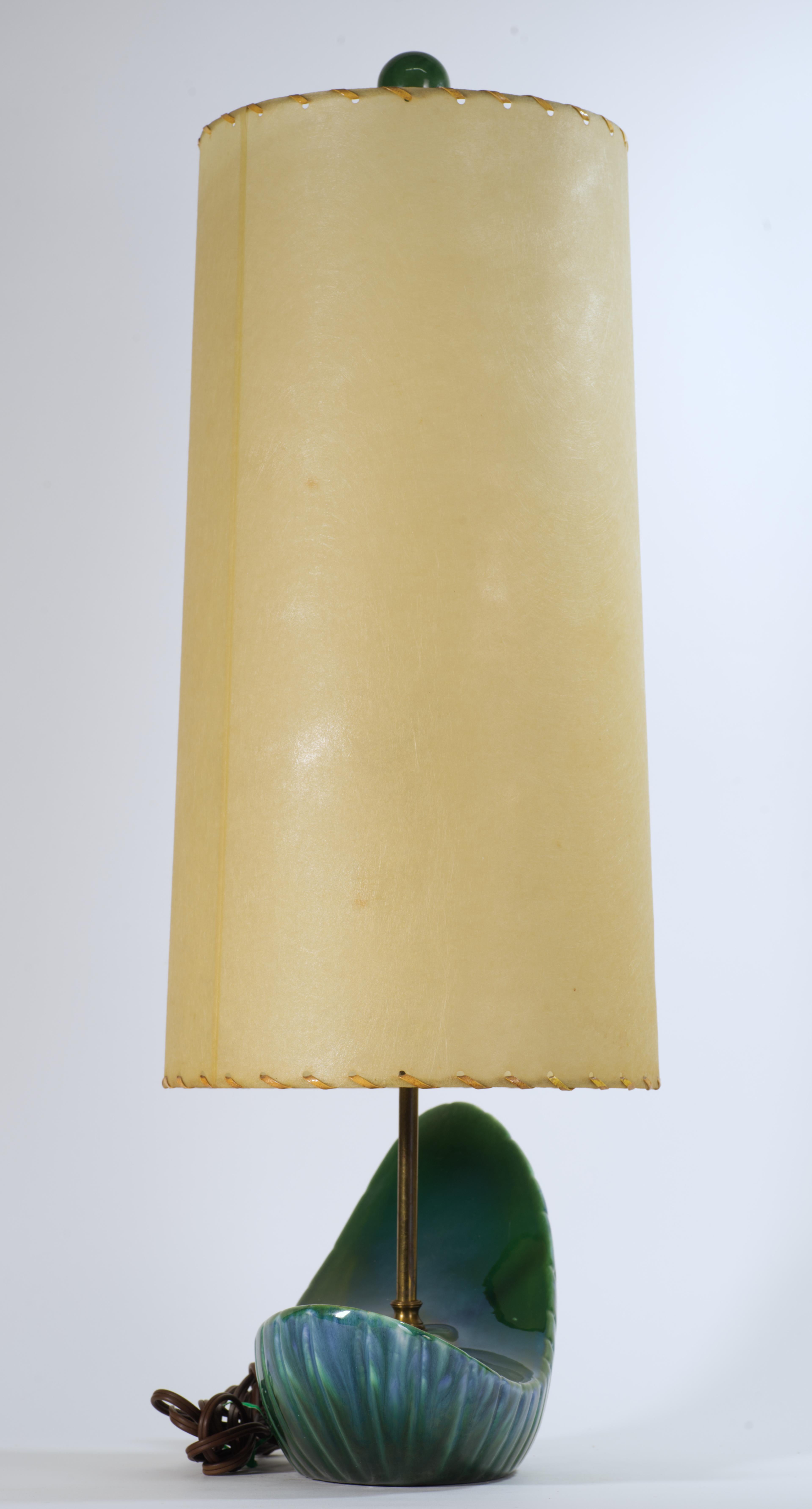 Smaltato Lampada da tavolo asimmetrica in ceramica verde del Mid Century Modern in vendita