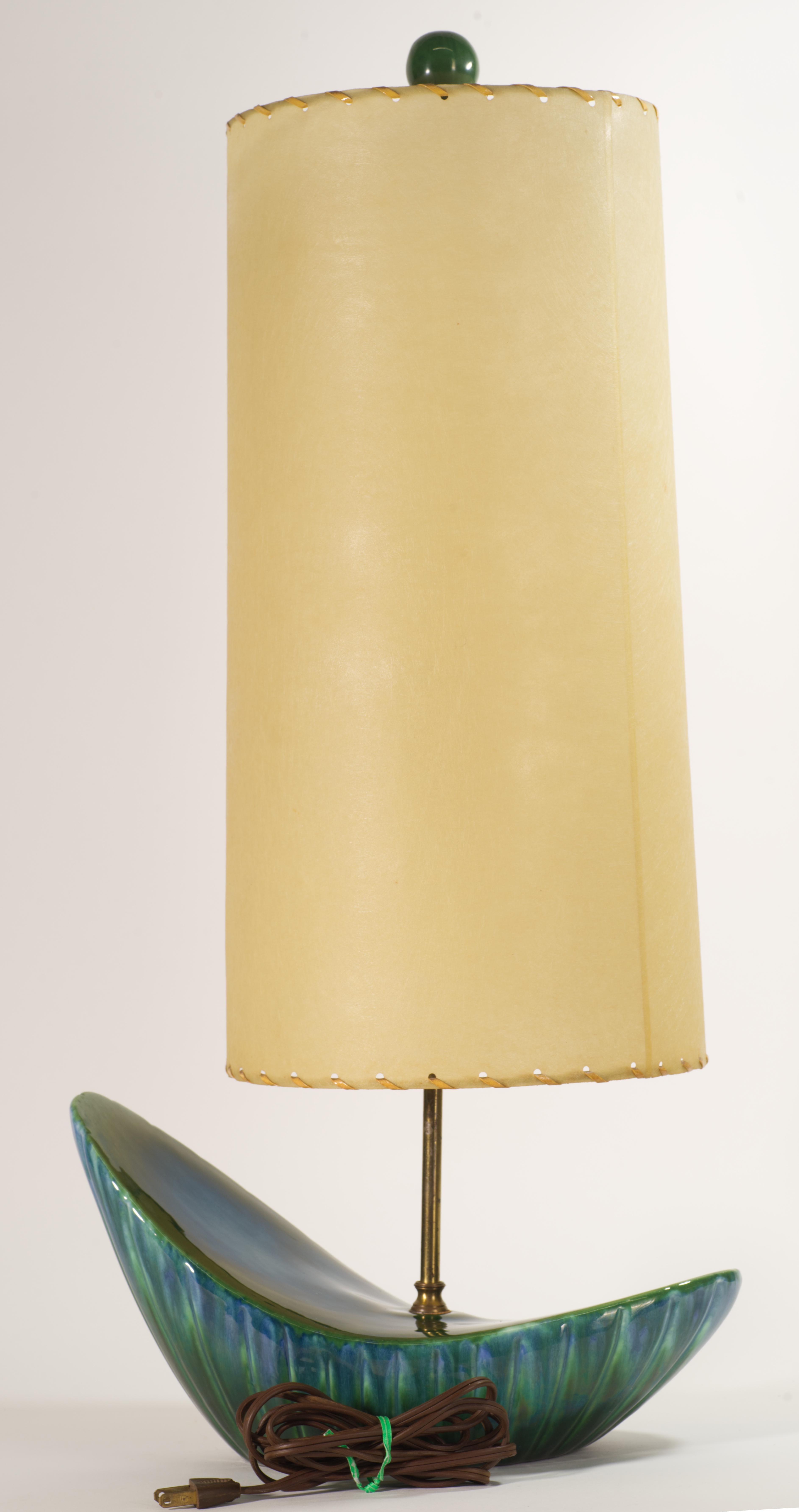 Lampada da tavolo asimmetrica in ceramica verde del Mid Century Modern In condizioni buone in vendita a Clifton Springs, NY