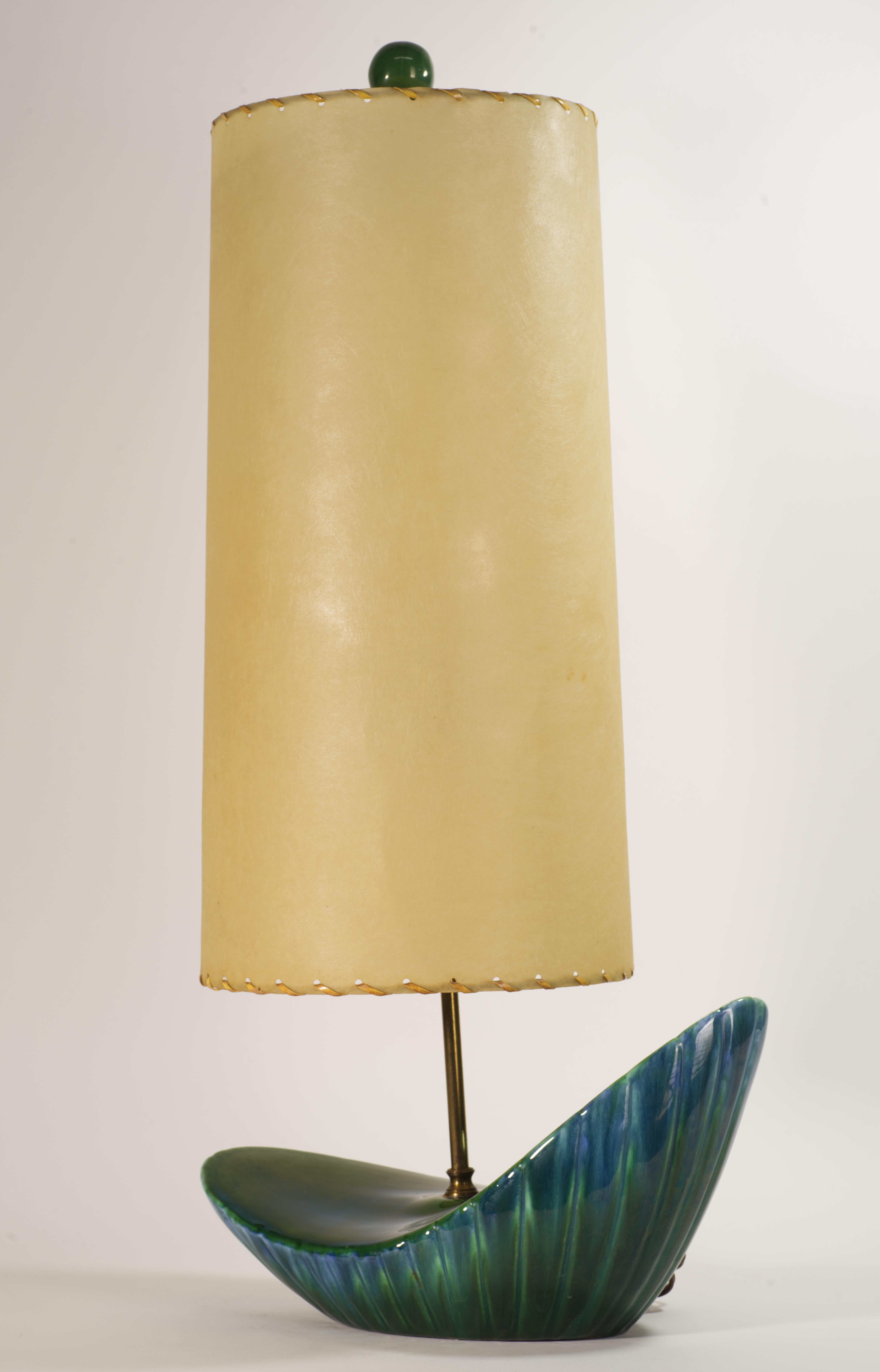 Terracotta Lampada da tavolo asimmetrica in ceramica verde del Mid Century Modern in vendita