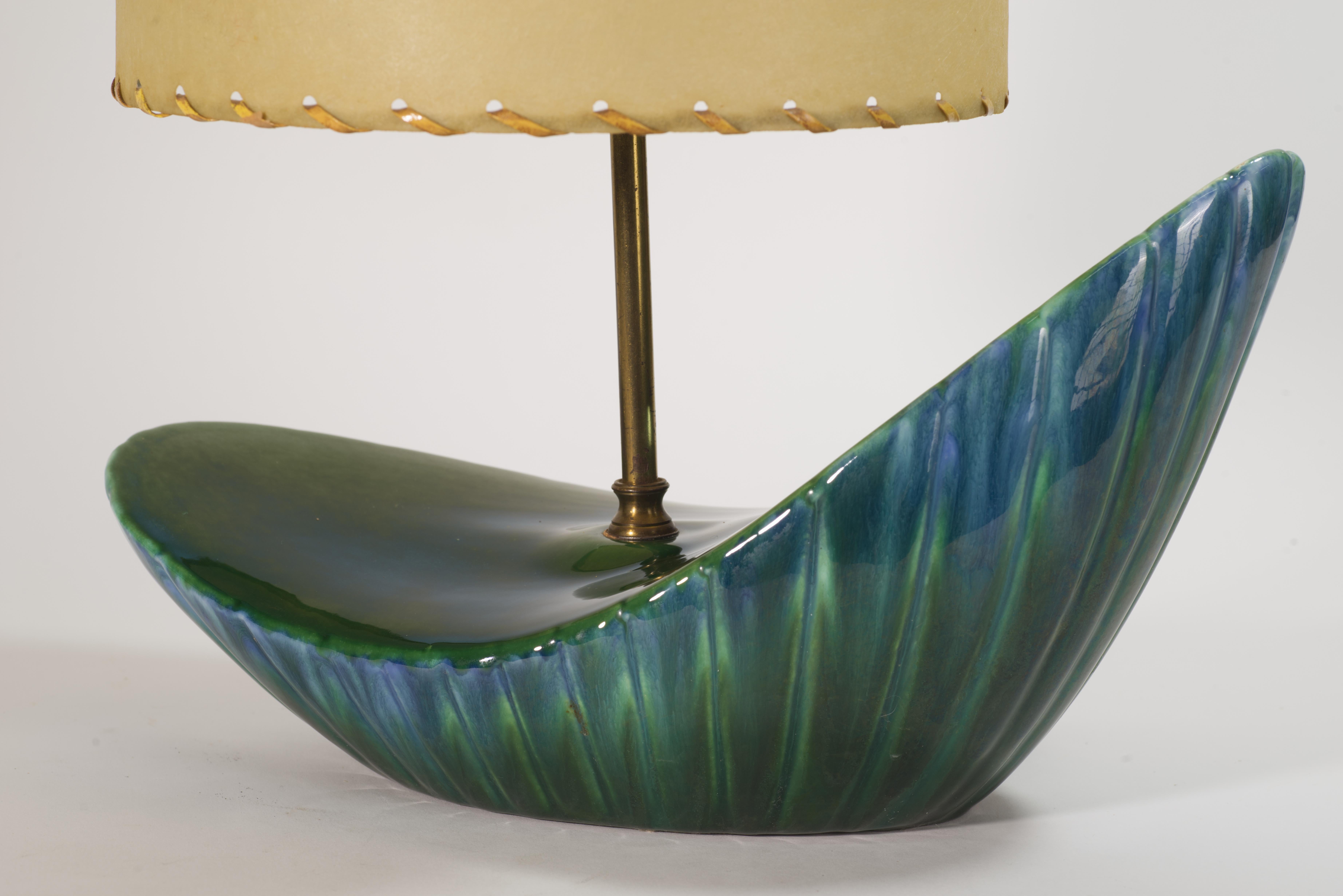 Lampada da tavolo asimmetrica in ceramica verde del Mid Century Modern in vendita 1