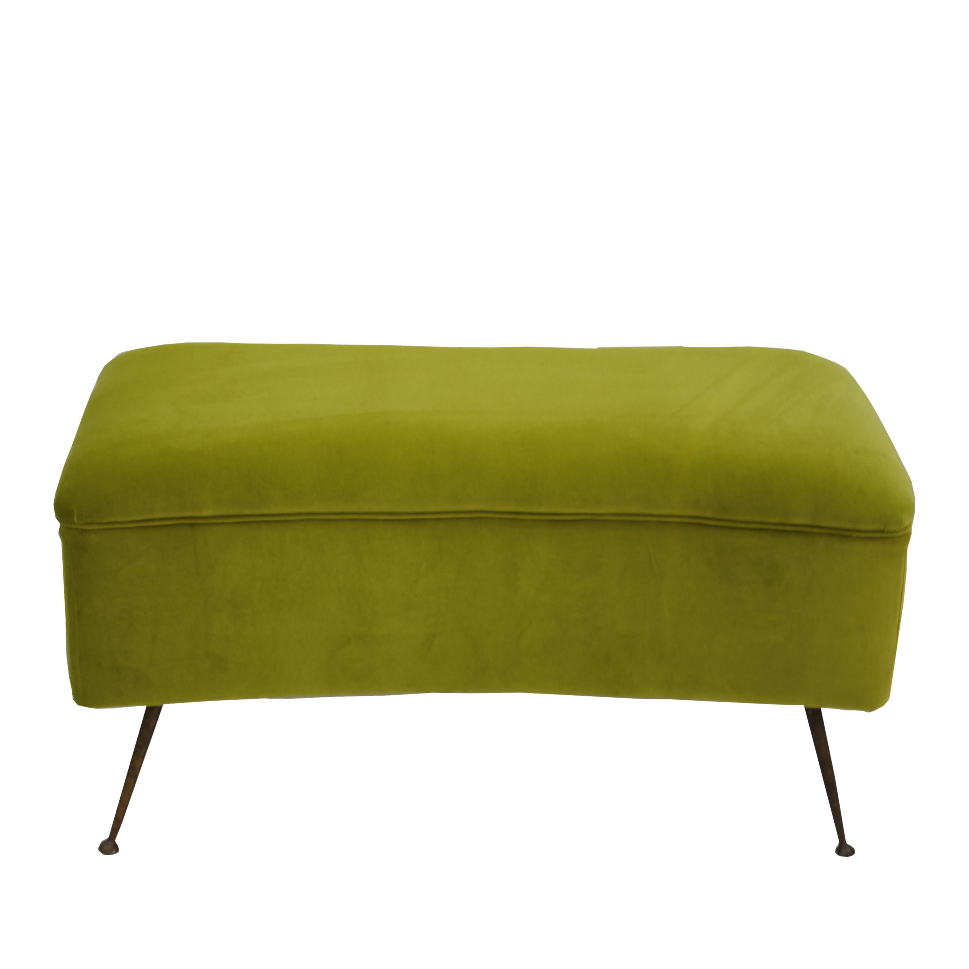 Este taburete italiano moderno de mediados de siglo, de los años 50, tiene una estructura de madera maciza con patas de latón y metal negro. Retapizada en terciopelo de algodón verde lima vibrante, combina la estética vintage con la comodidad