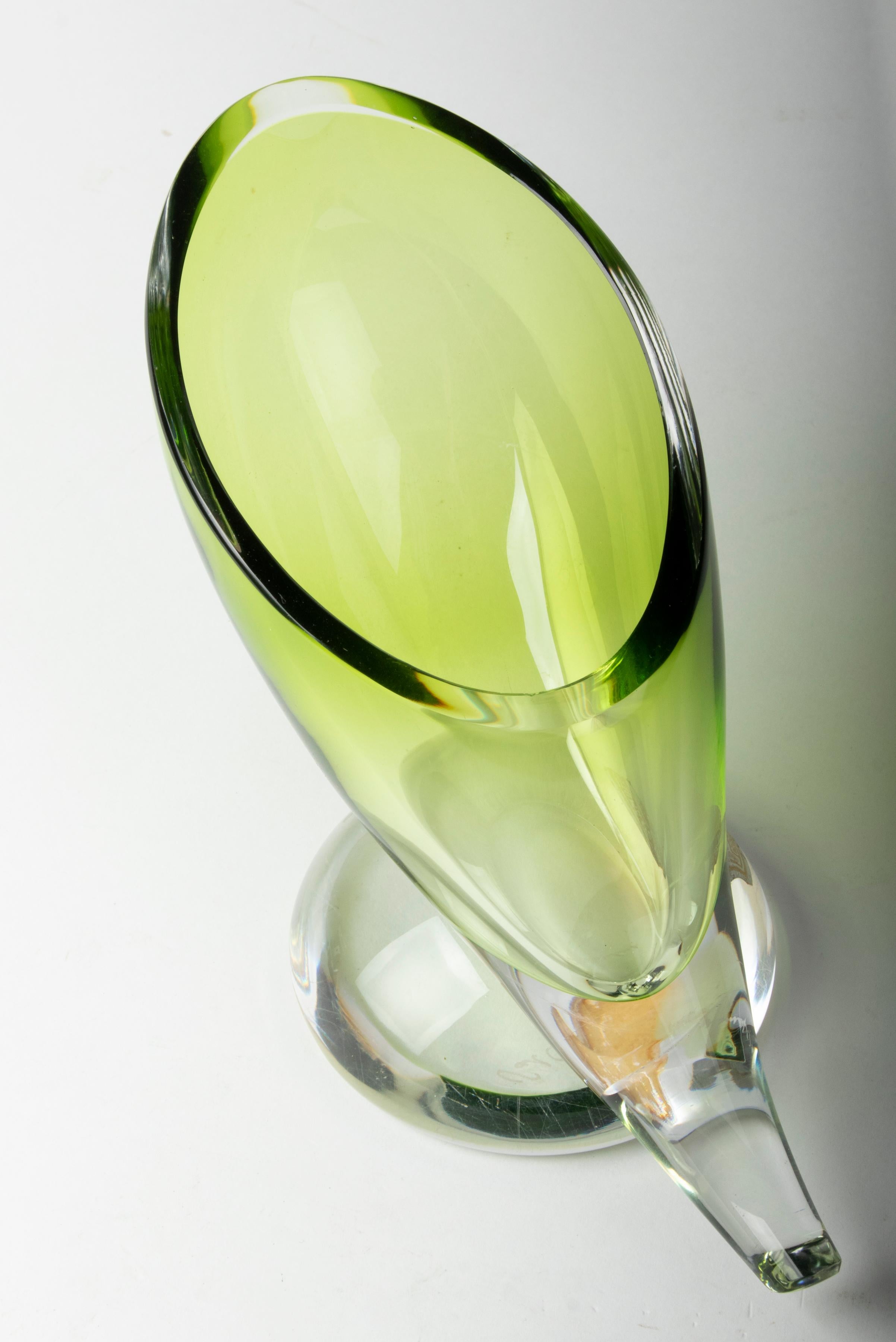 Vase en cristal vert moderne du milieu du siècle dernier par Val Saint Lambert en vente 7