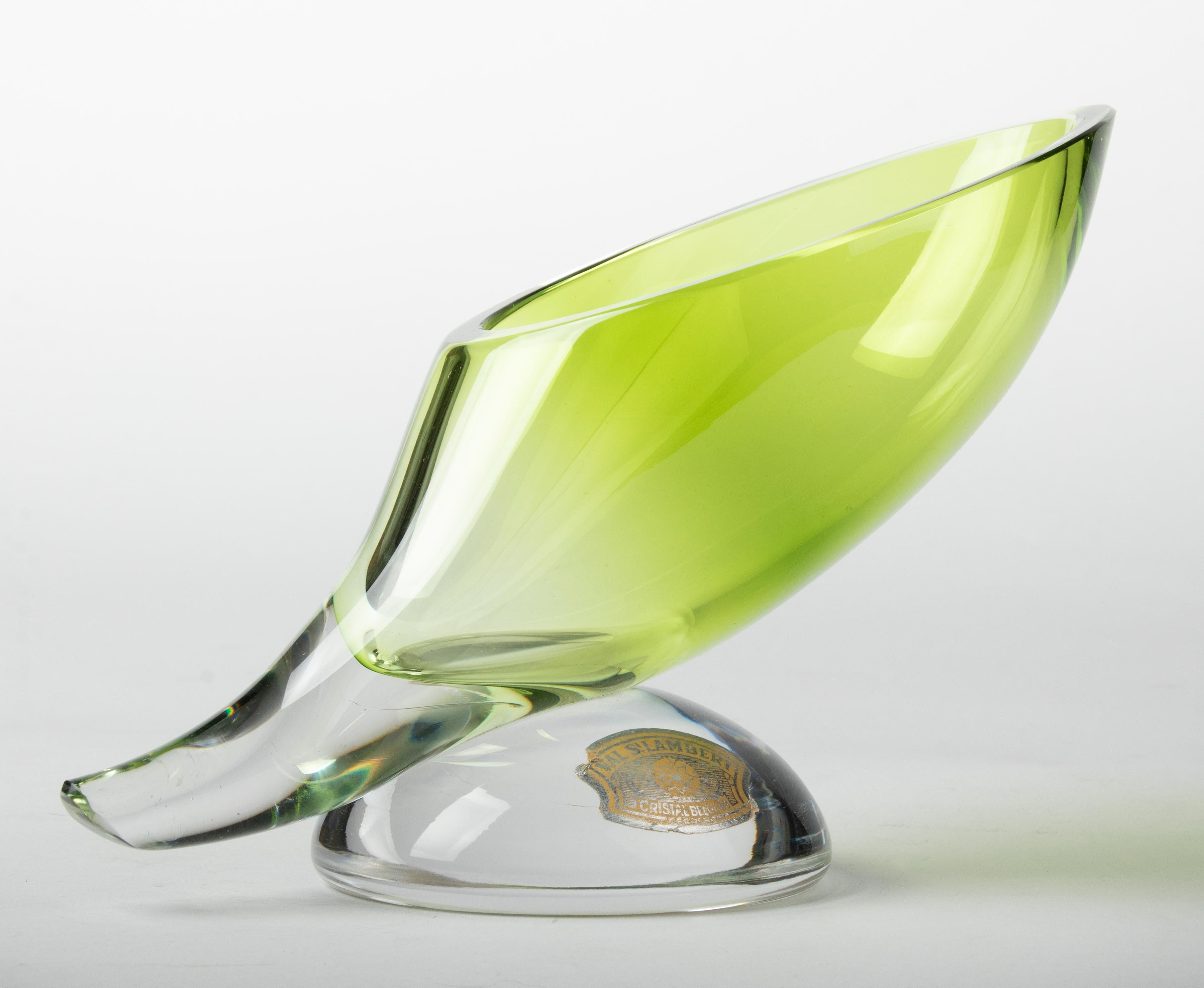 Magnifique vase en cristal de la marque belge Val Saint Lambert. Le vase est signé sur le fond. Le vase a une couleur verte plus vive et a la forme d'une corne. Il date d'environ 1960. En bon état.