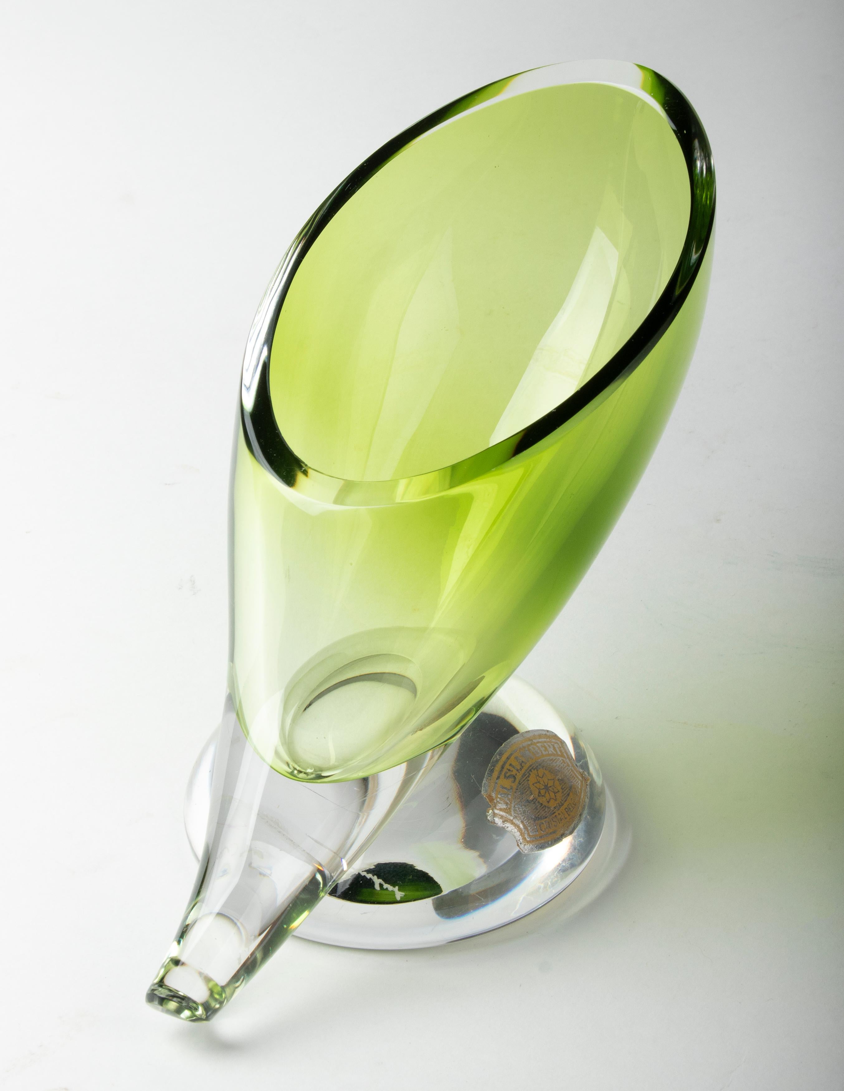 Fait main Vase en cristal vert moderne du milieu du siècle dernier par Val Saint Lambert en vente