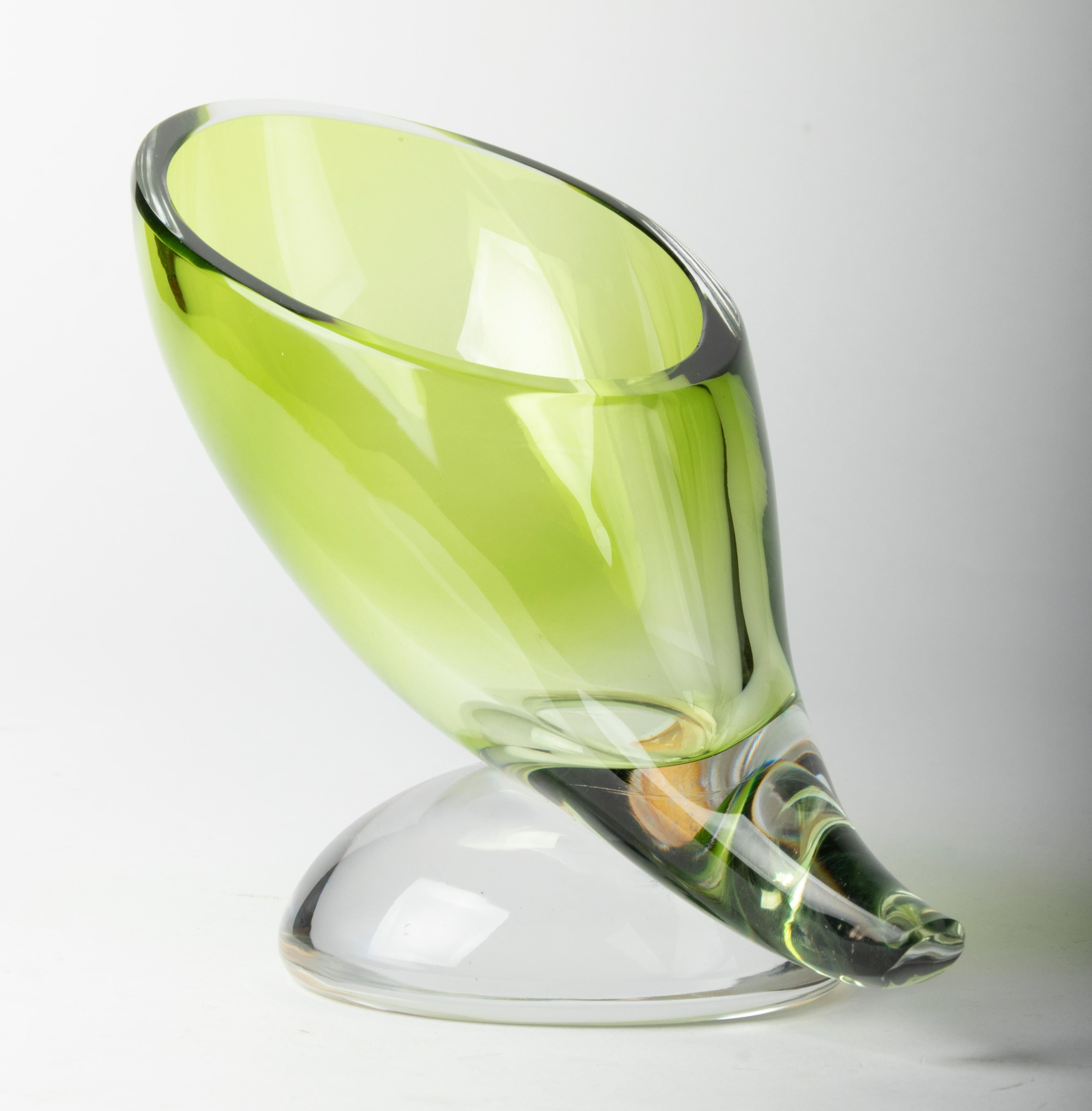 Vase en cristal vert moderne du milieu du siècle dernier par Val Saint Lambert Bon état - En vente à Casteren, Noord-Brabant
